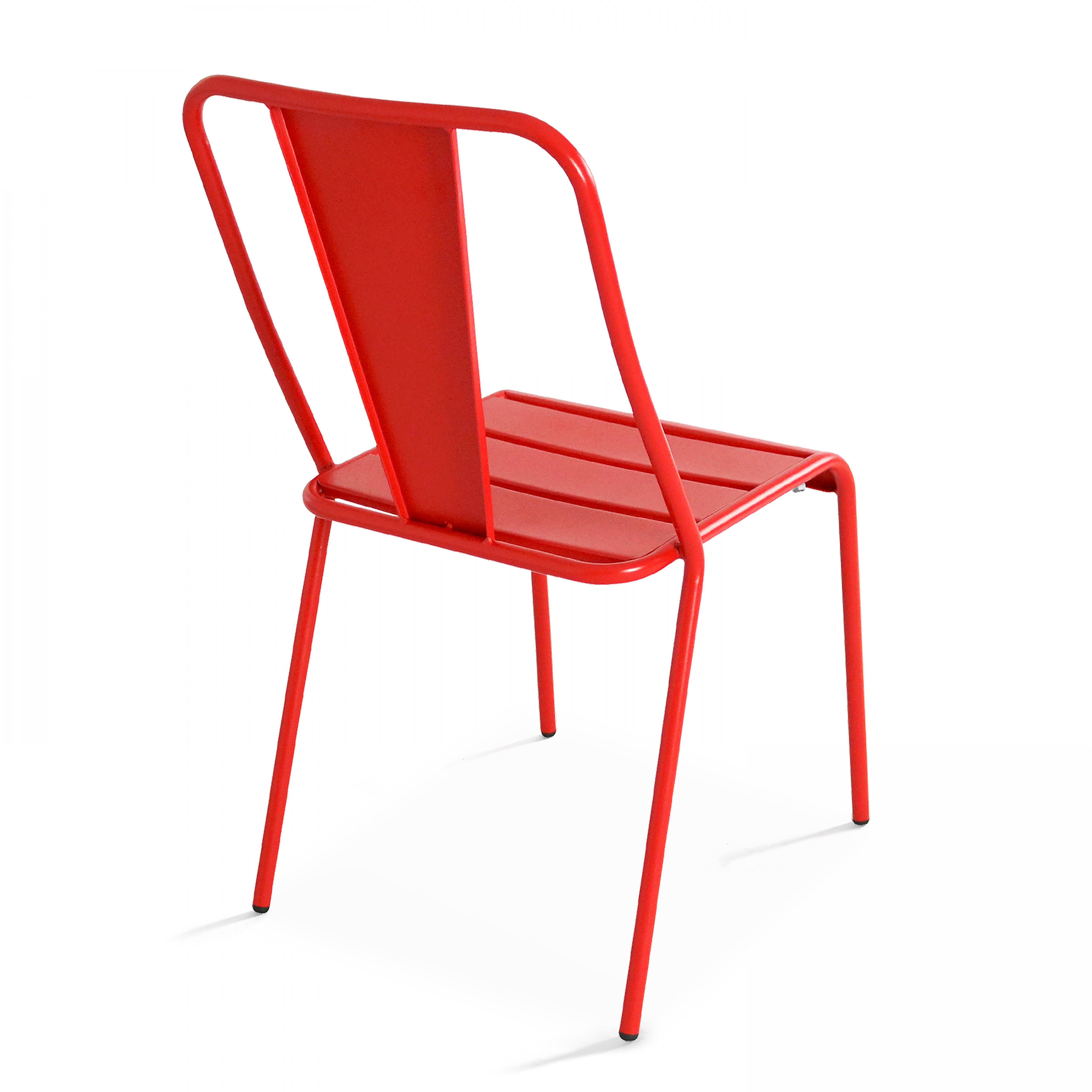 Die Rückseite eines roten Metallstuhls. Mit Sitzfläche und Rückenlehne.