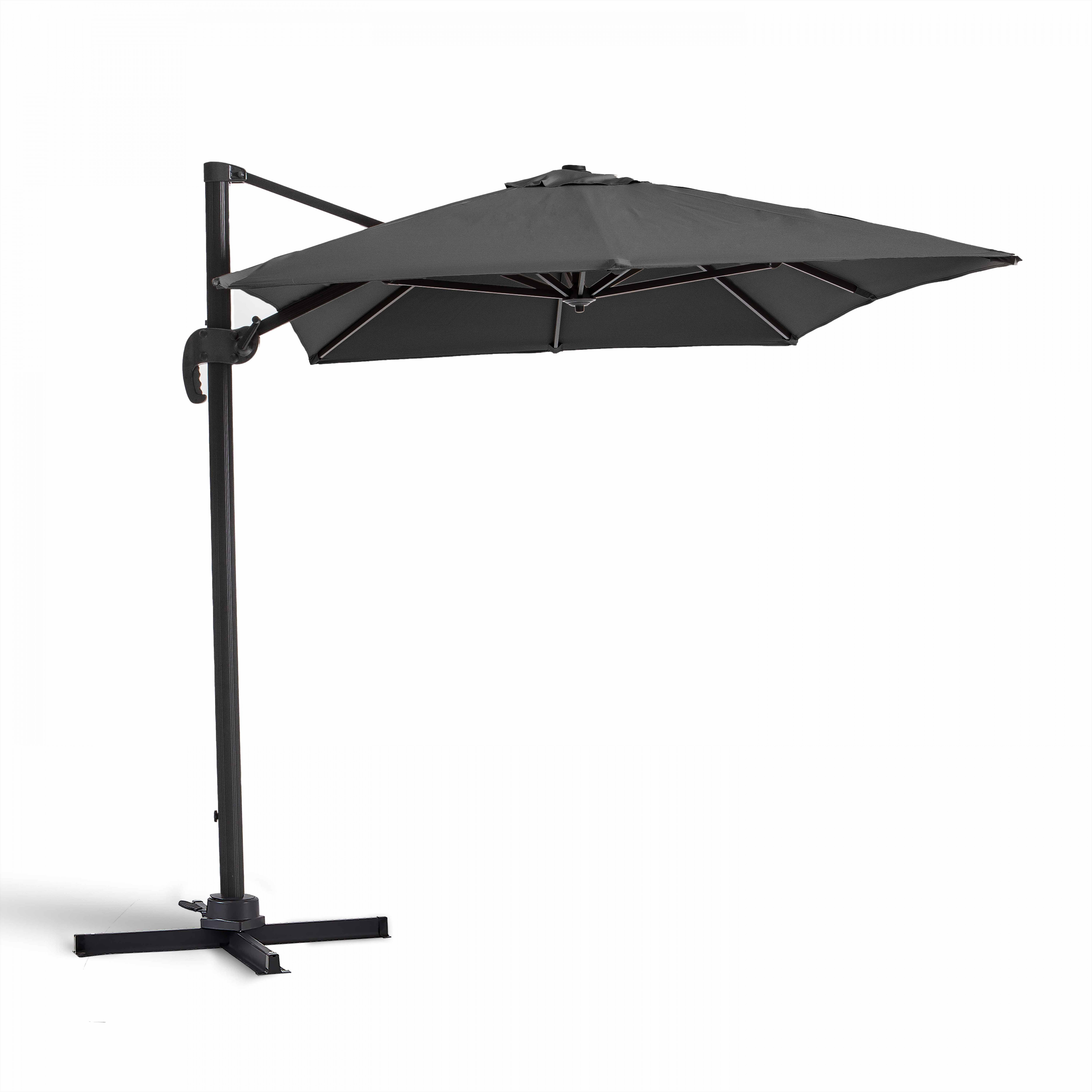 Schwarzer Regenschirm mit geneigtem Winkel, auf weißem Hintergrund, schlichtes Design.