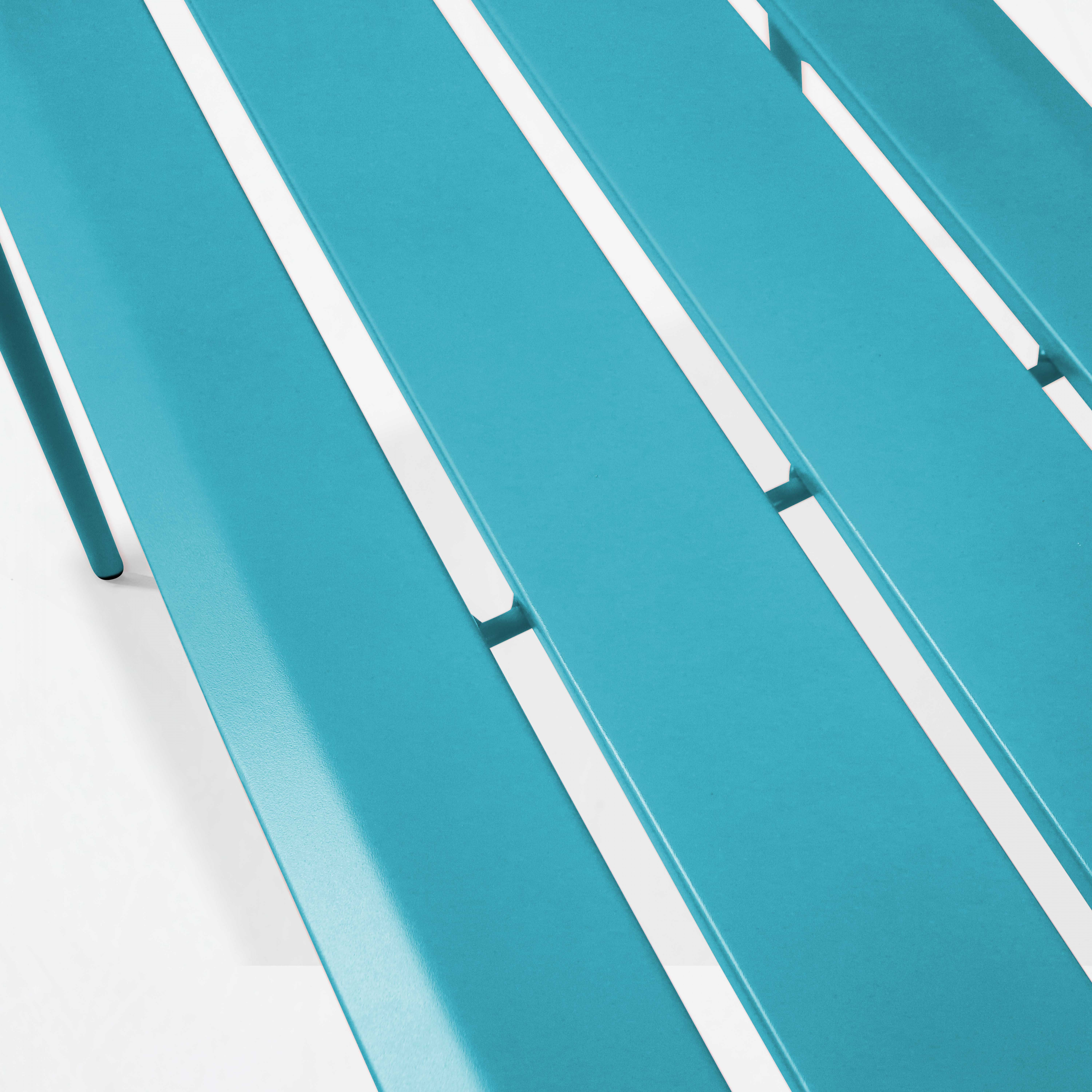 Nahaufnahme einer blauen Tischplatte mit weißen Zwischenräumen. Weißer Hintergrund.