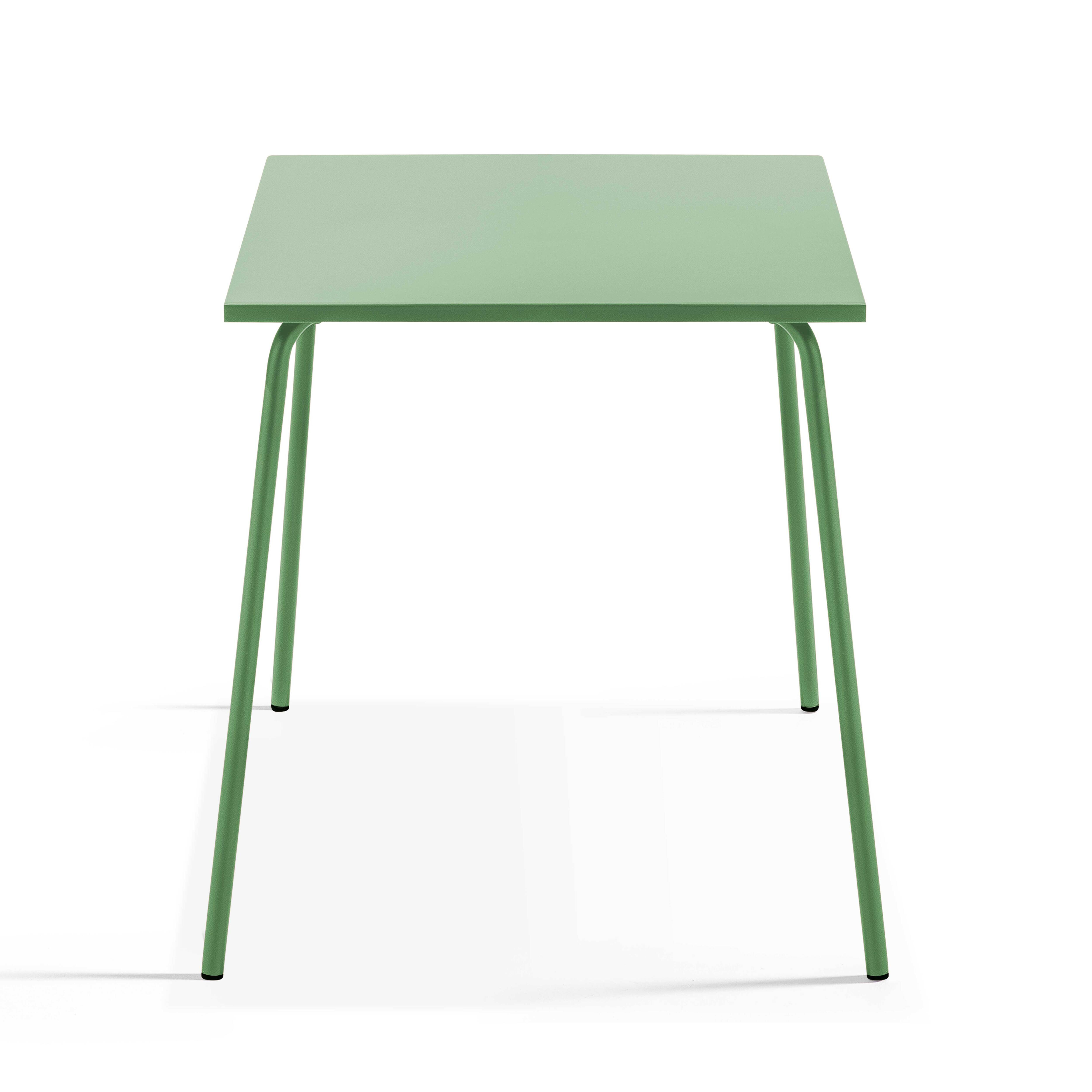 Grüner quadratischer Tisch mit grünen Beinen. Weißer Hintergrund.