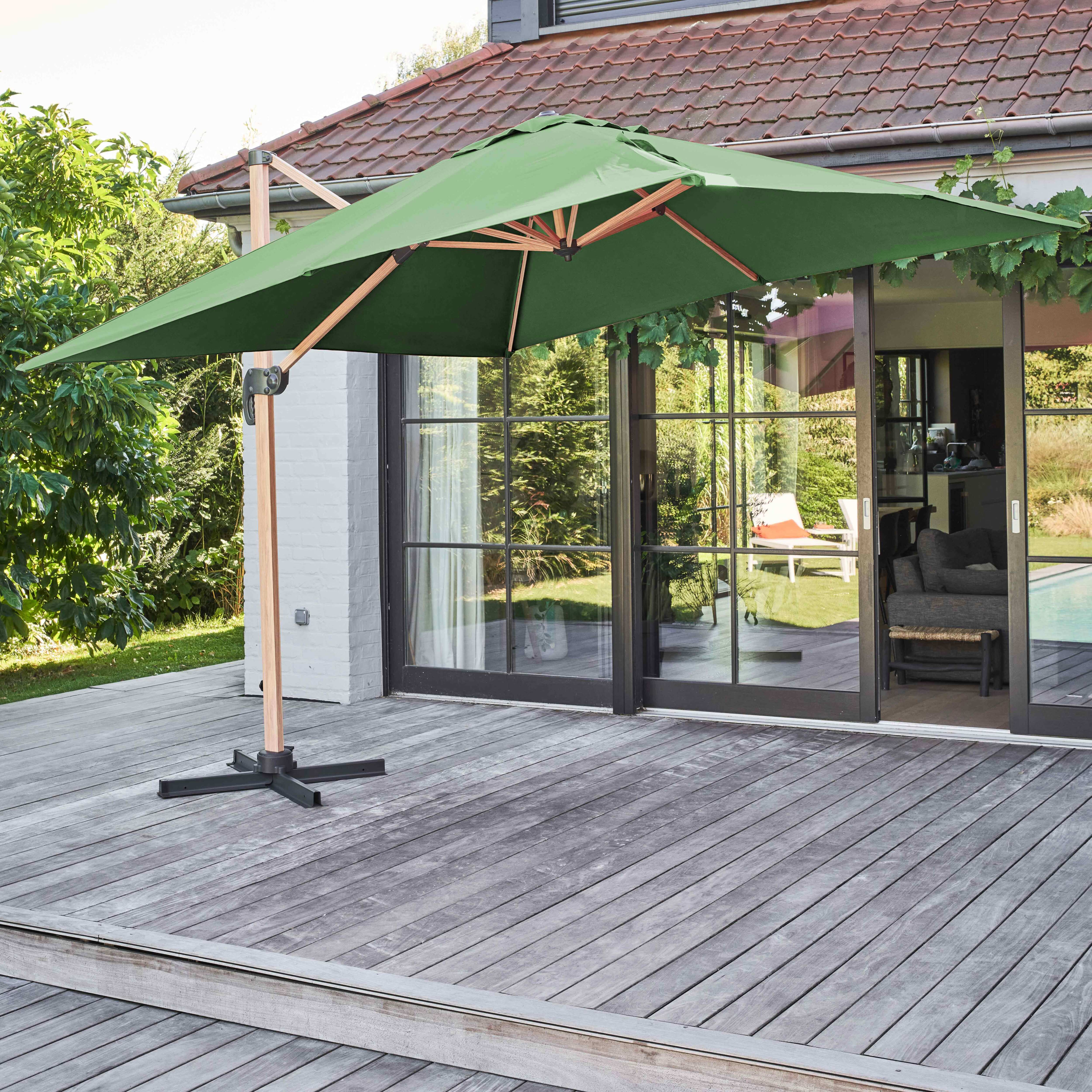 Grüner Terrassenschirm, Holzrahmen, auf Holzdeck und Haus.