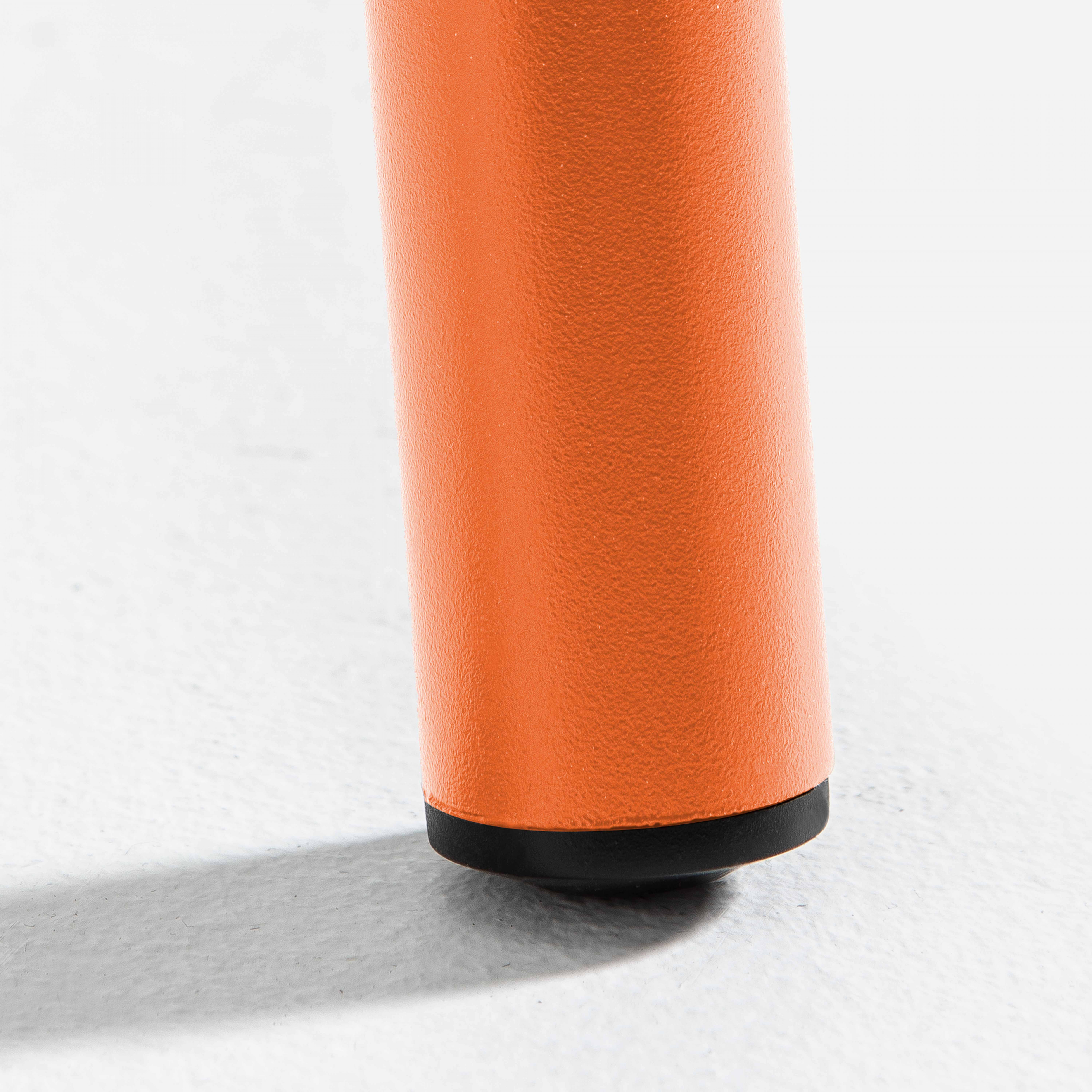 Orangener Tischbein mit schwarzem Fuß, auf weißem Hintergrund.