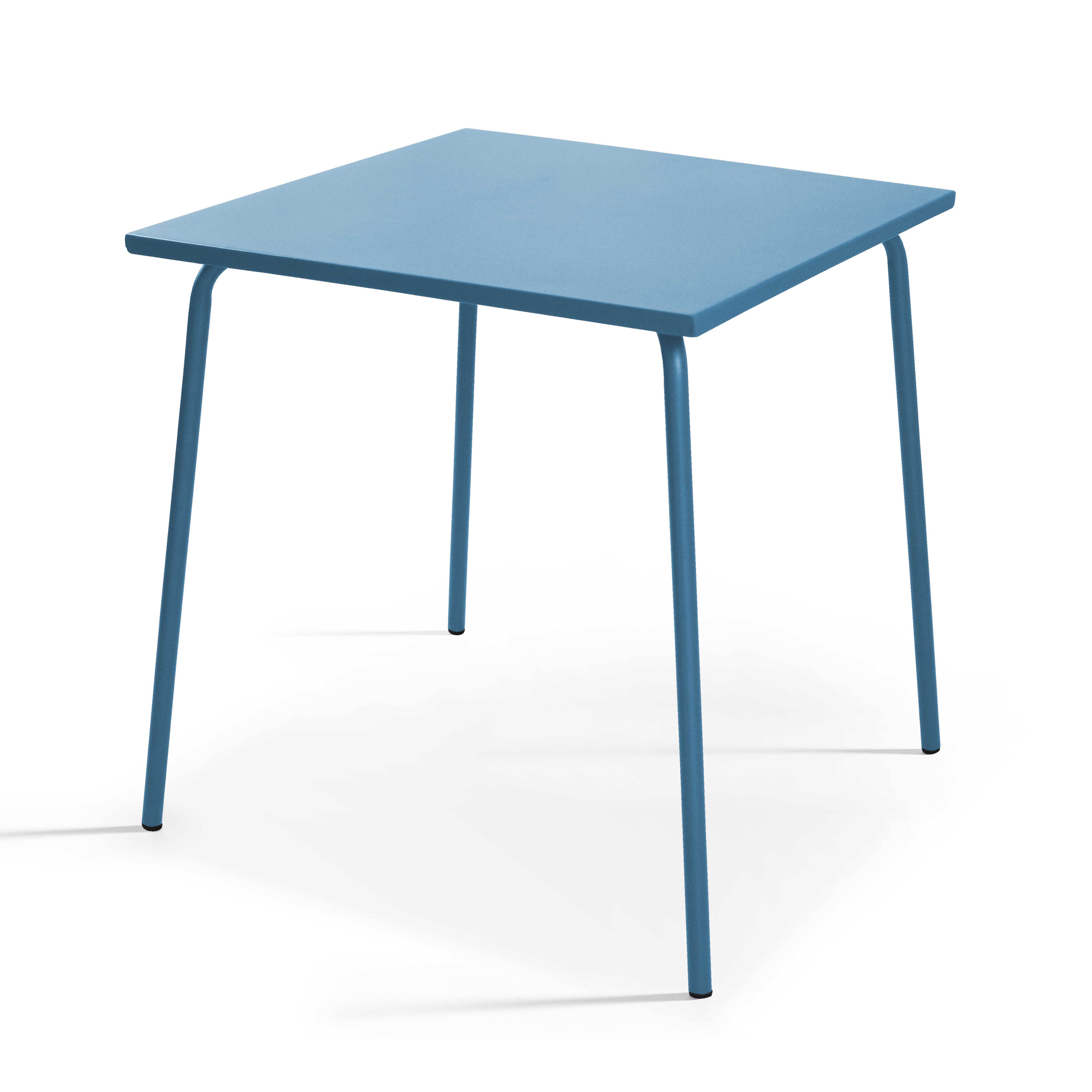 Blauer quadratischer Tisch mit vier blauen Beinen auf weißem Hintergrund.