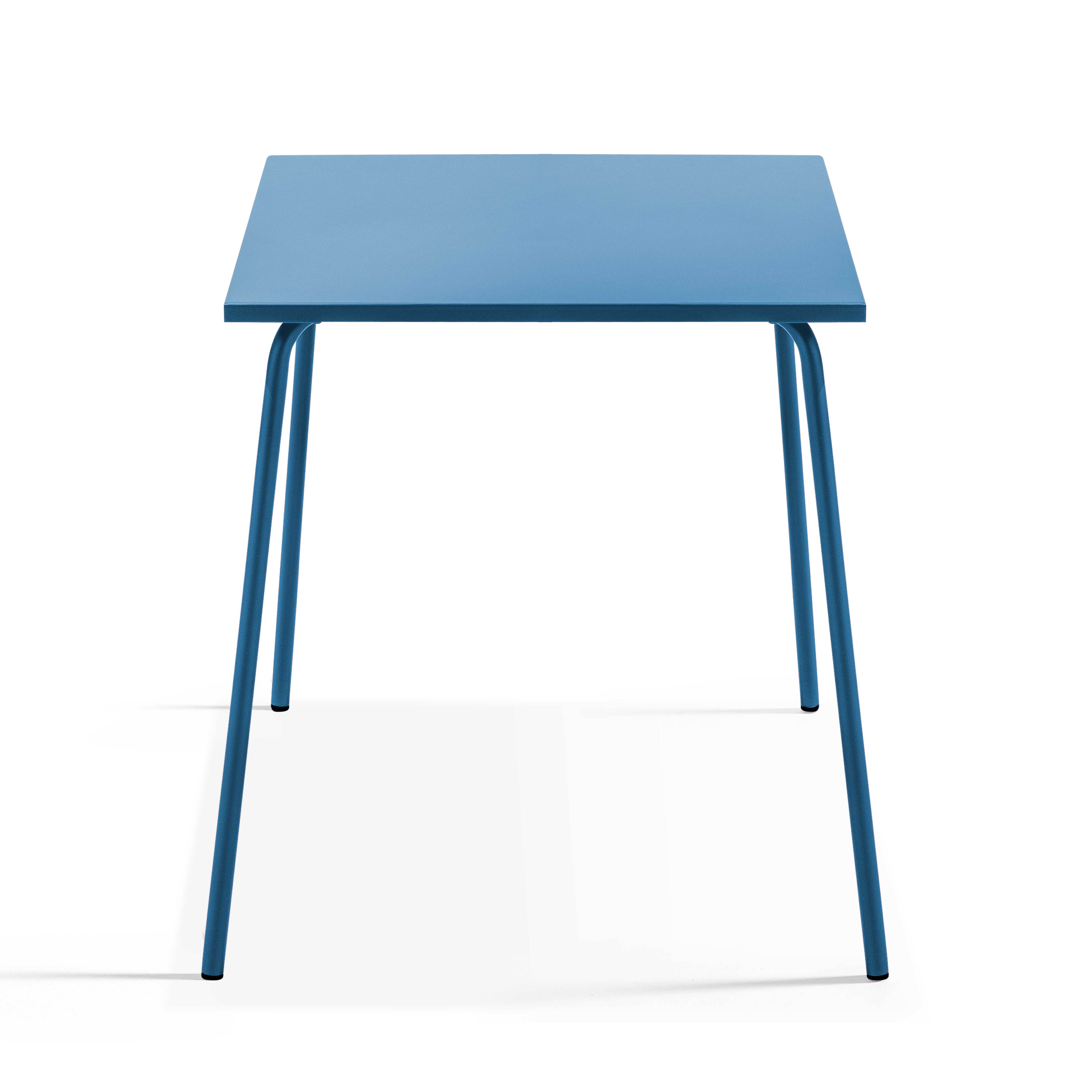 Blauer quadratischer Tisch mit vier Beinen, isoliert auf weißem Hintergrund.