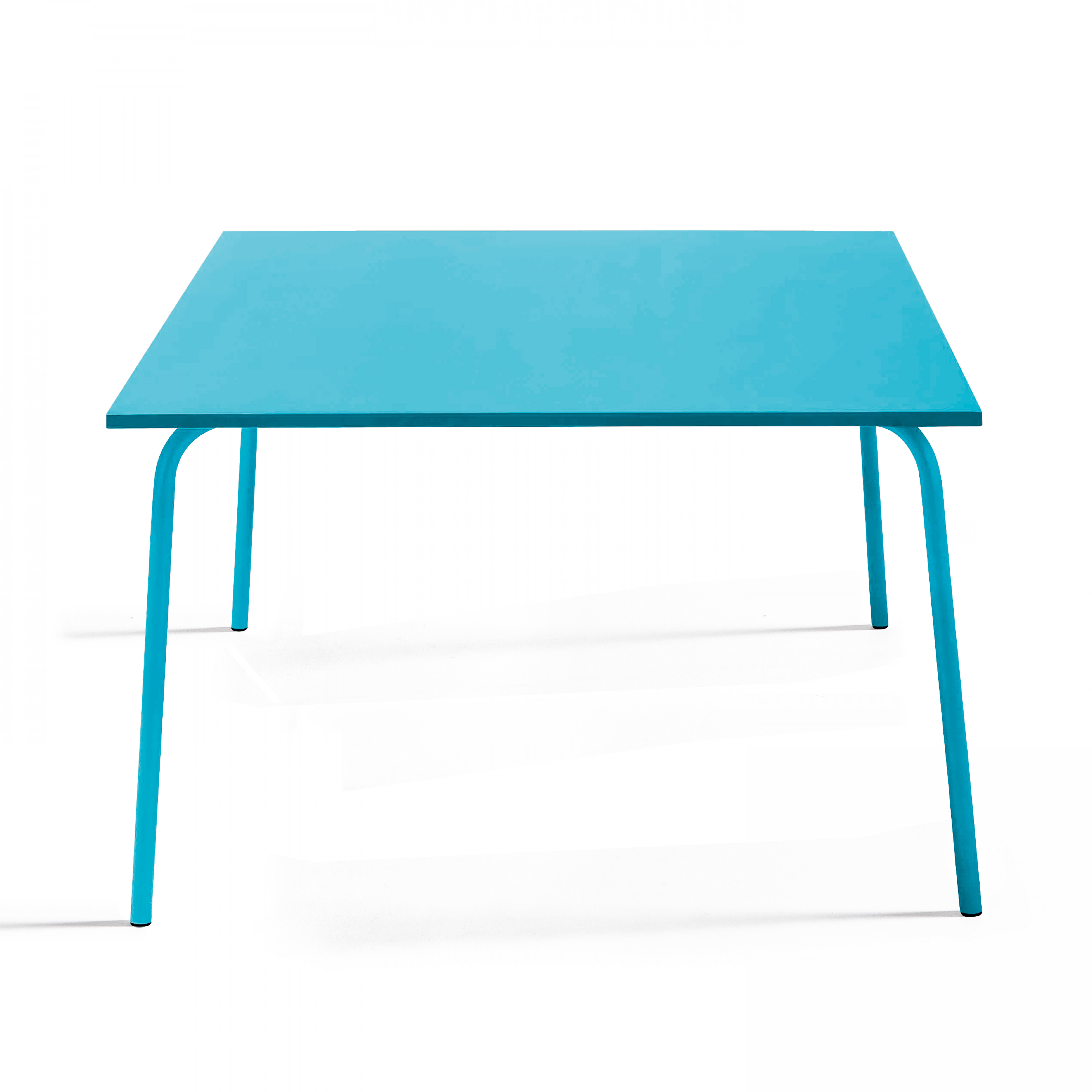 Ein blauer quadratischer Tisch mit blauen Beinen auf weißem Hintergrund.