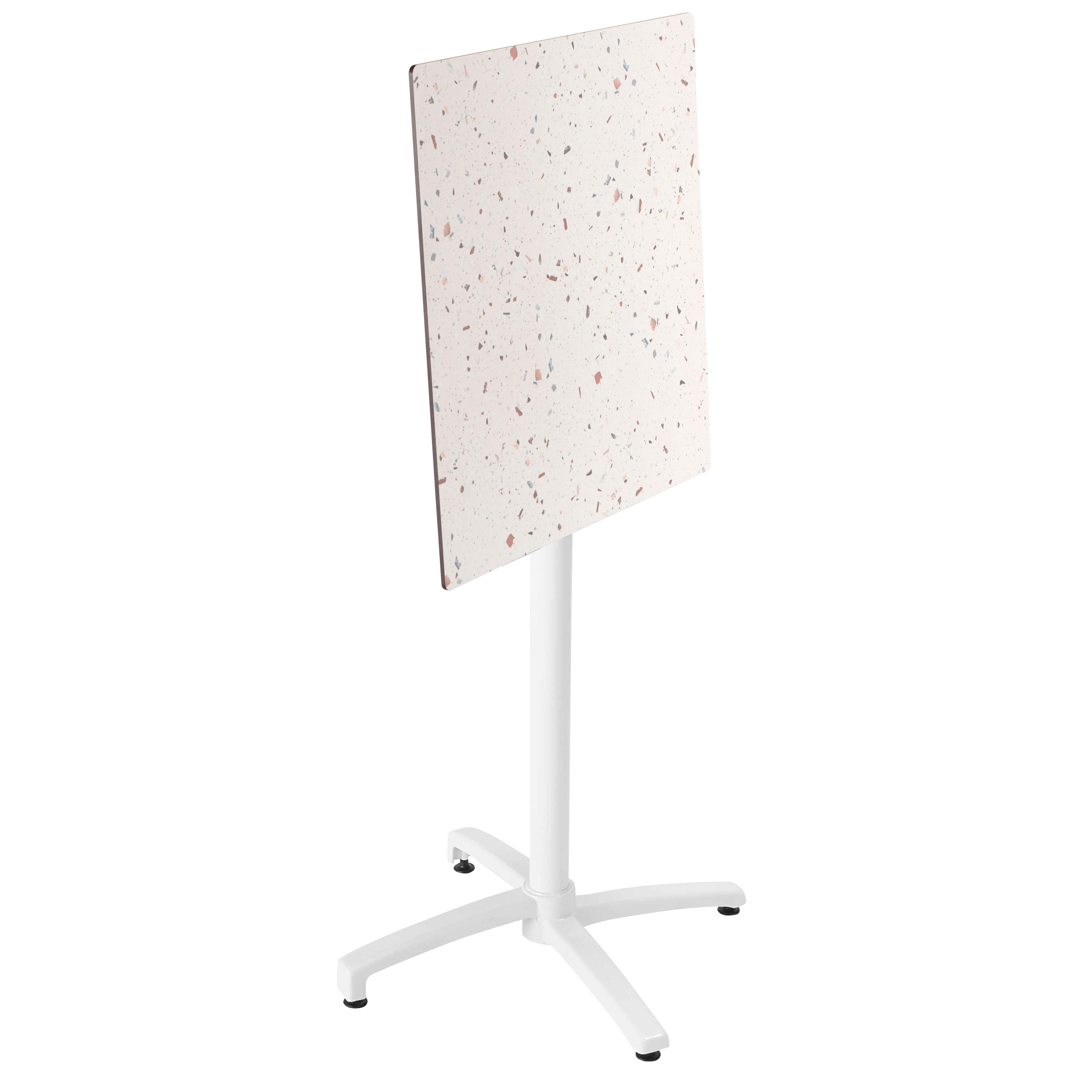 Ein weißer Stehtisch mit quadratischer Platte, weißem Gestell und weißem Hintergrund.