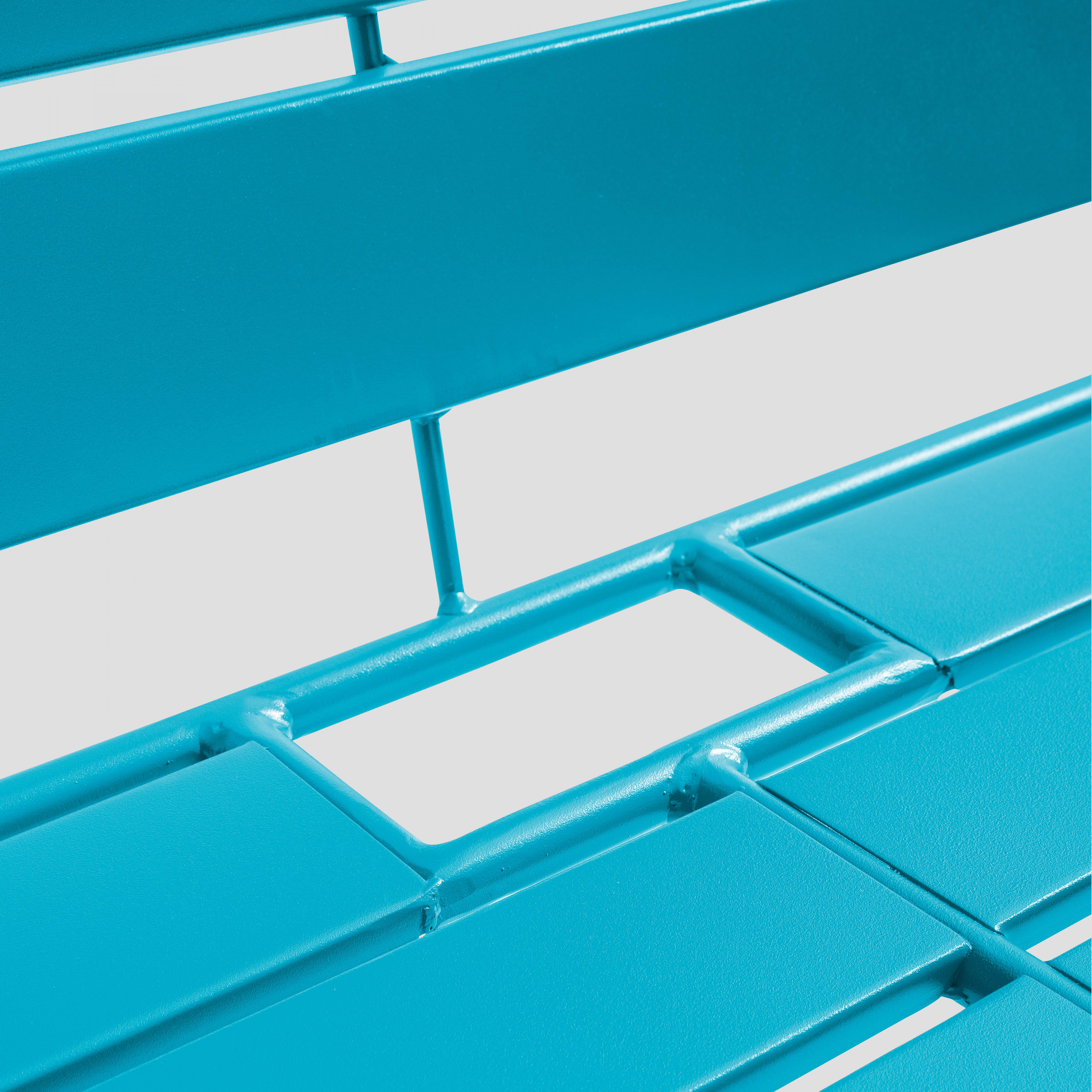 Nahaufnahme eines blauen Tisches mit horizontalen Lamellen.
