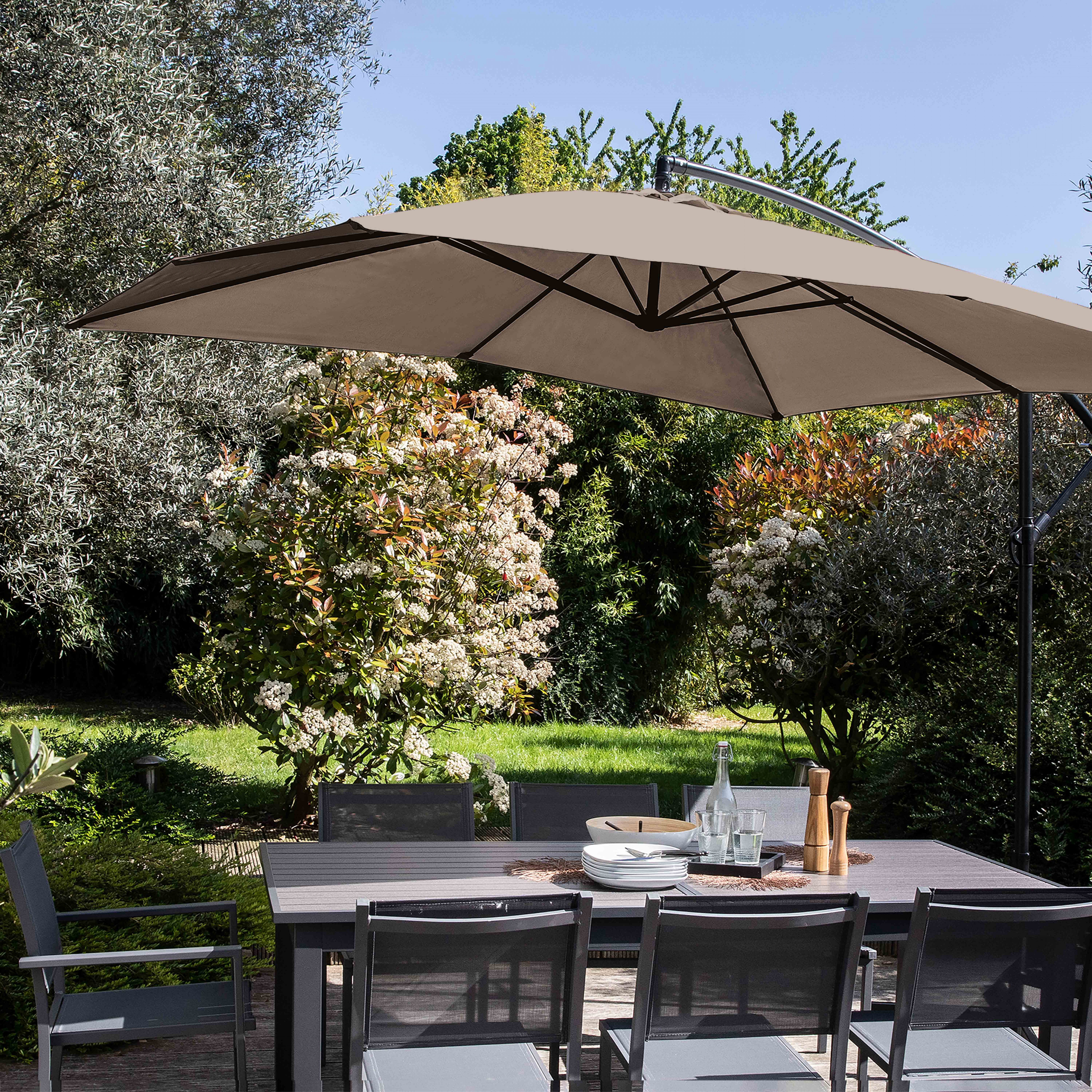 Ein Tisch mit Sonnenschirm in einer Szene im Freien. Inklusive Stühle und andere Objekte.