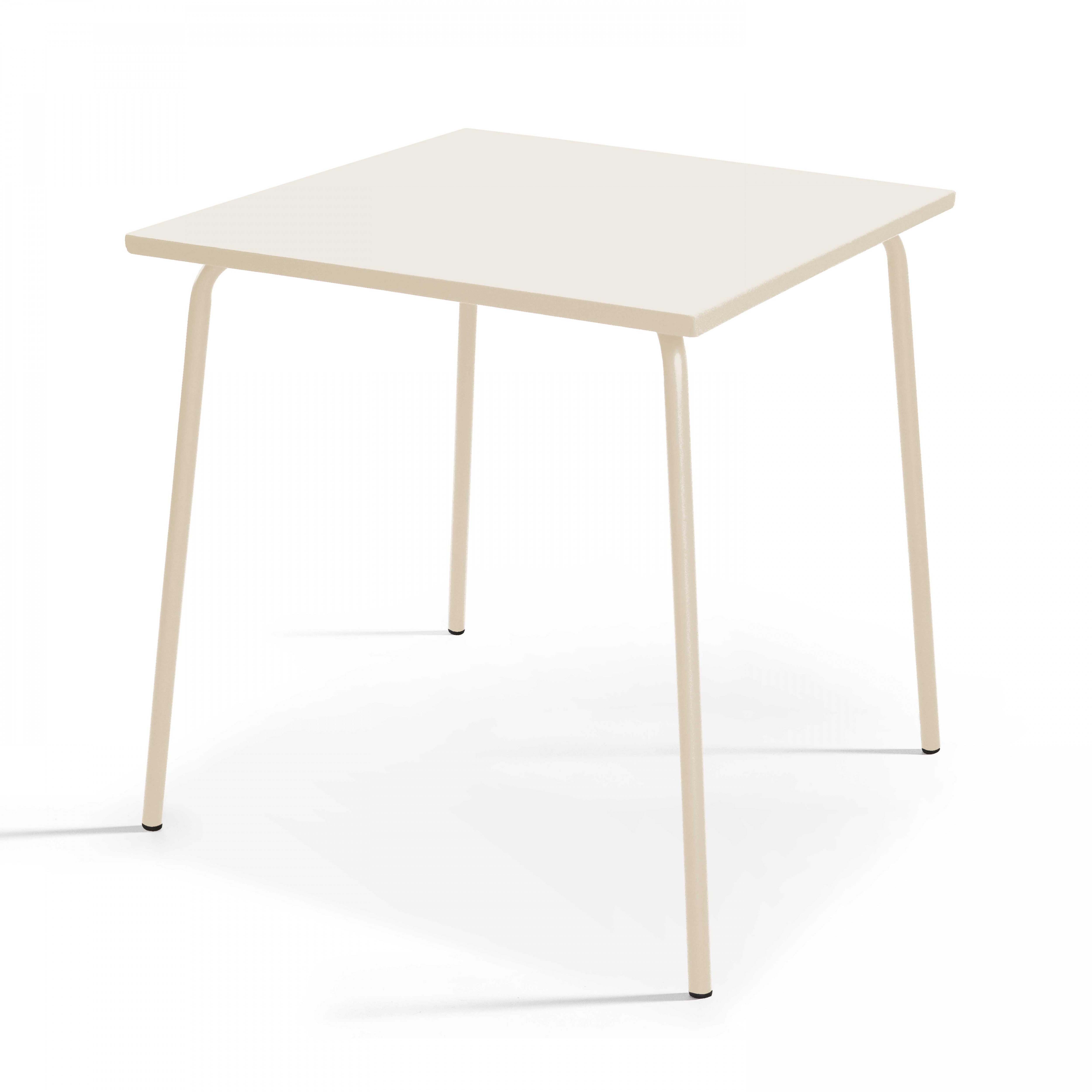 Quadratischer beiger Tisch mit vier beigen Beinen auf weißem Hintergrund. Einfaches Design.
