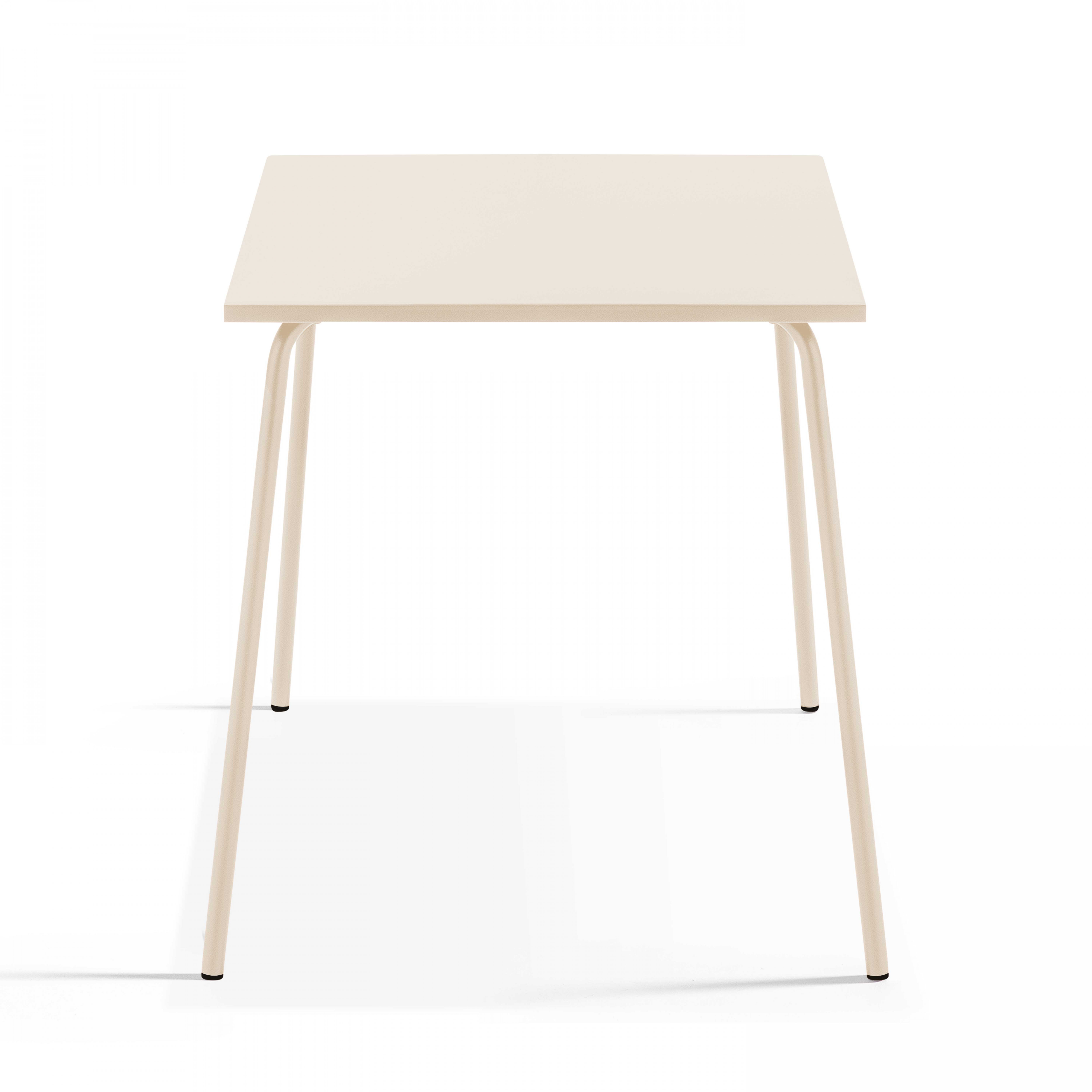 Quadratischer beiger Tisch mit vier Beinen. Weißer Hintergrund. Einfaches Design für verschiedene Zwecke.