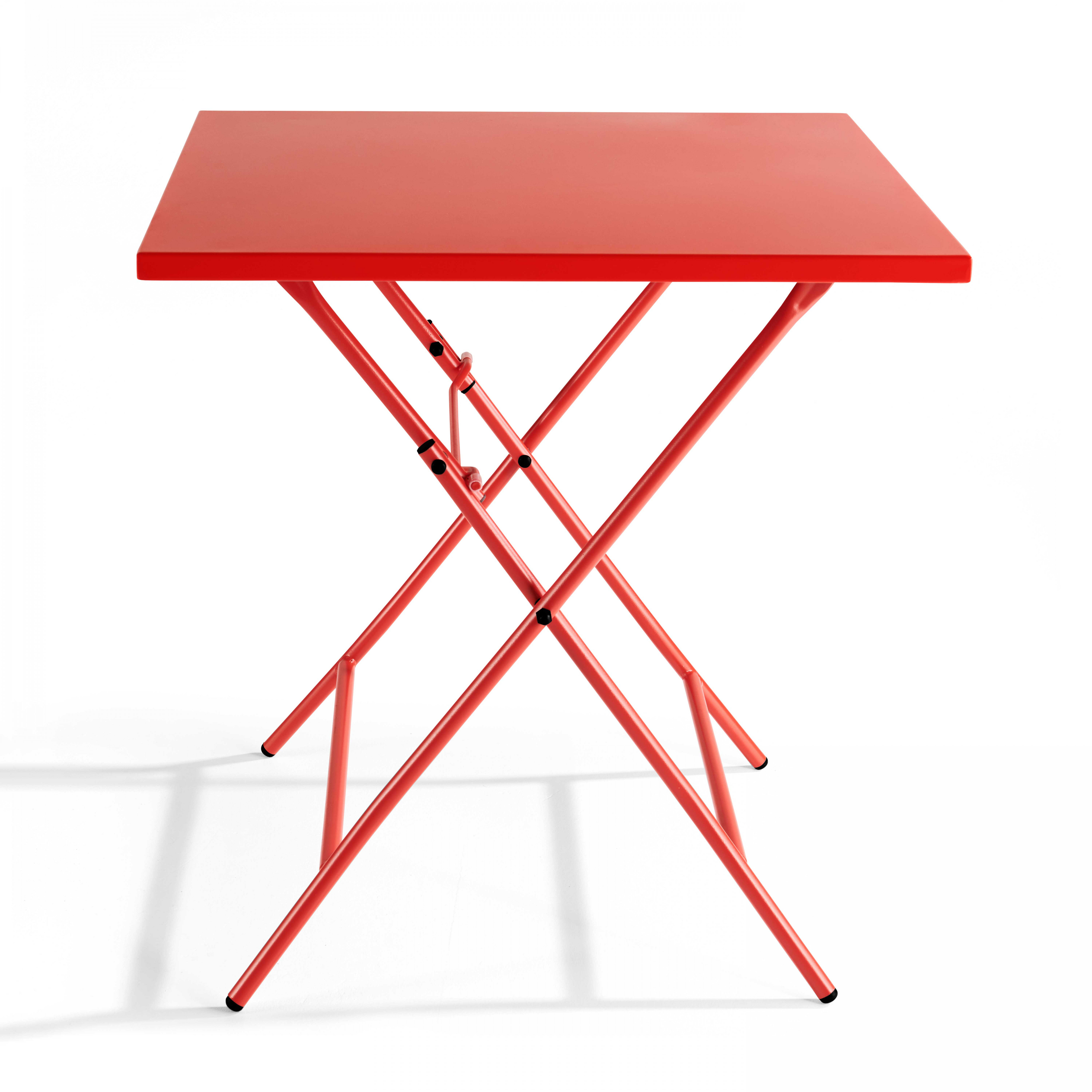 Roter Klapptisch mit roter Oberfläche und weißem Hintergrund.