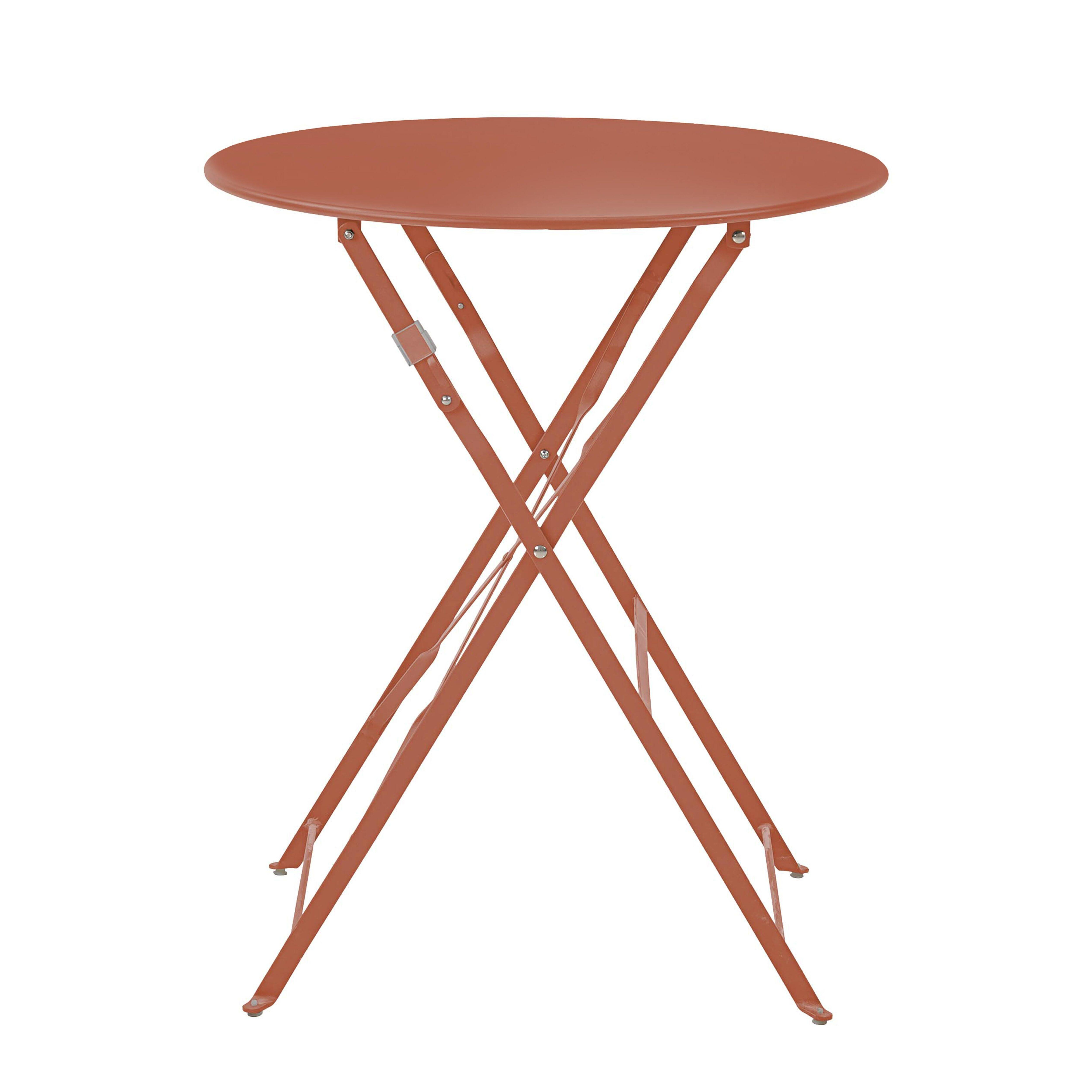 Kleiner orangener Tisch mit Kreuzbeinen auf weißem Hintergrund. Einfaches Outdoor-Design.