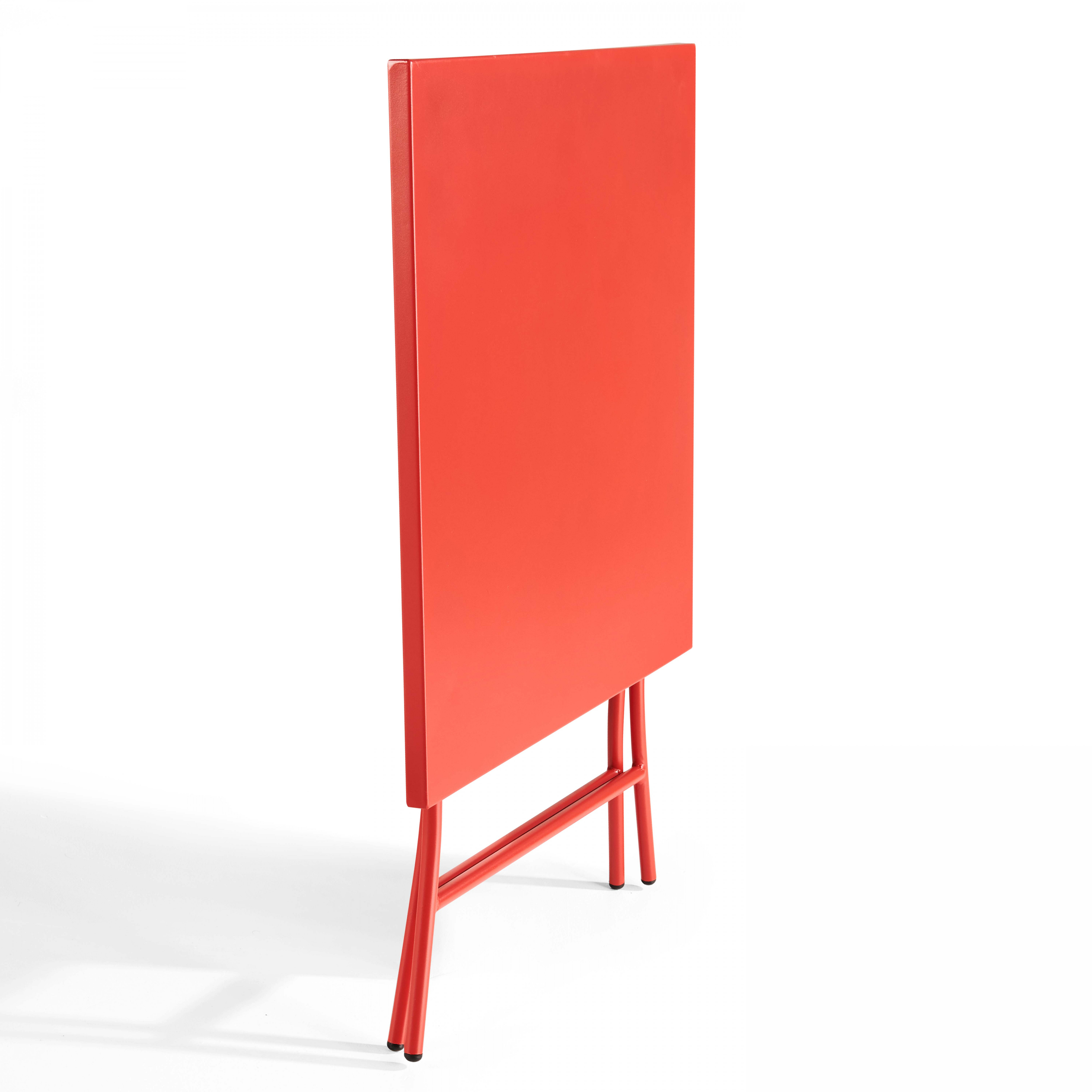 Ein roter Klapptisch, Seitenansicht, mit weißem Hintergrund.