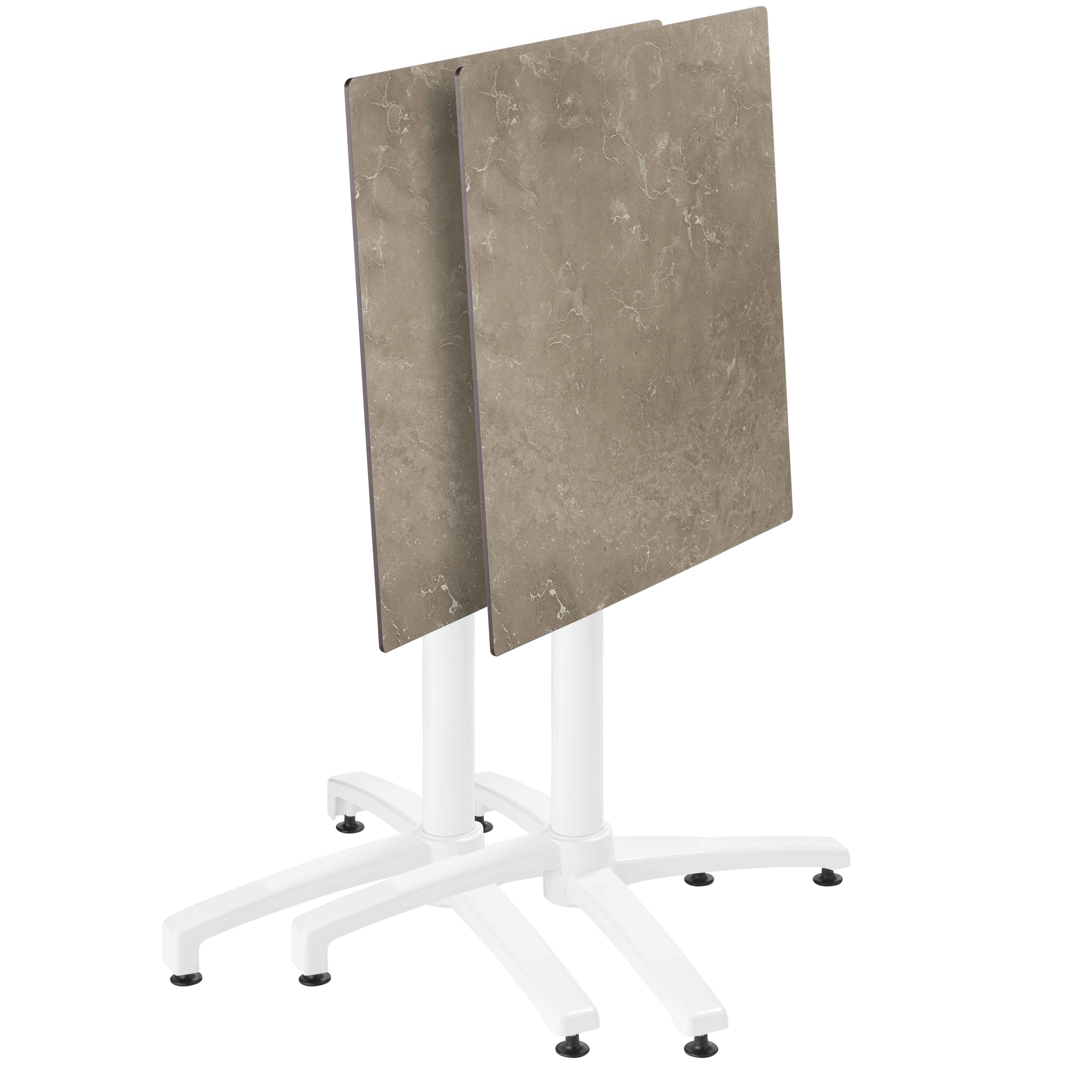 Zwei Tische mit steinartigen Platten und weißen Füßen nebeneinander.