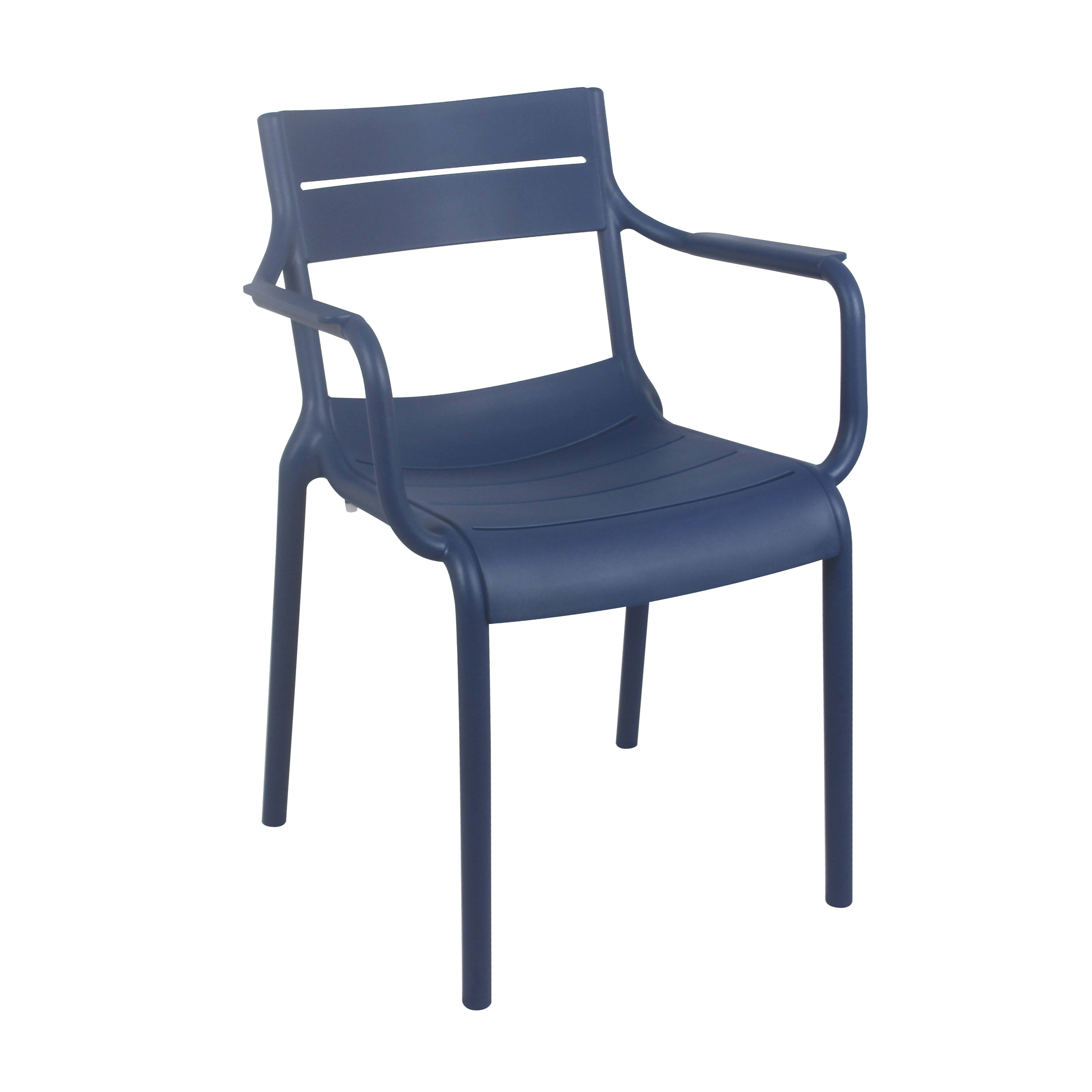 Ein blauer Sessel mit hohem Rücken und Armlehnen auf weißem Hintergrund.