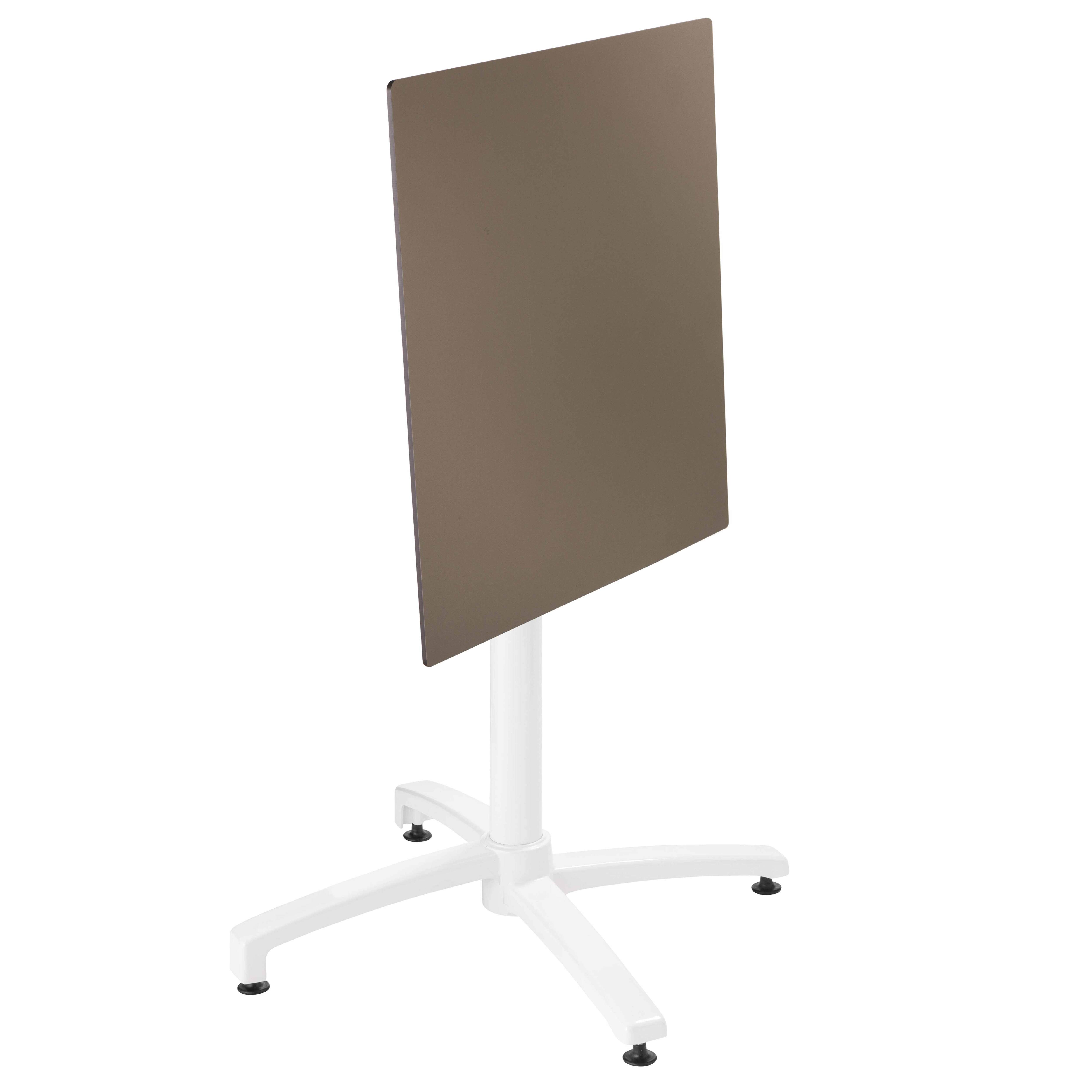 Weißer Tisch mit brauner Platte, zusammengeklappt. Der Tisch steht auf weißem Grund.