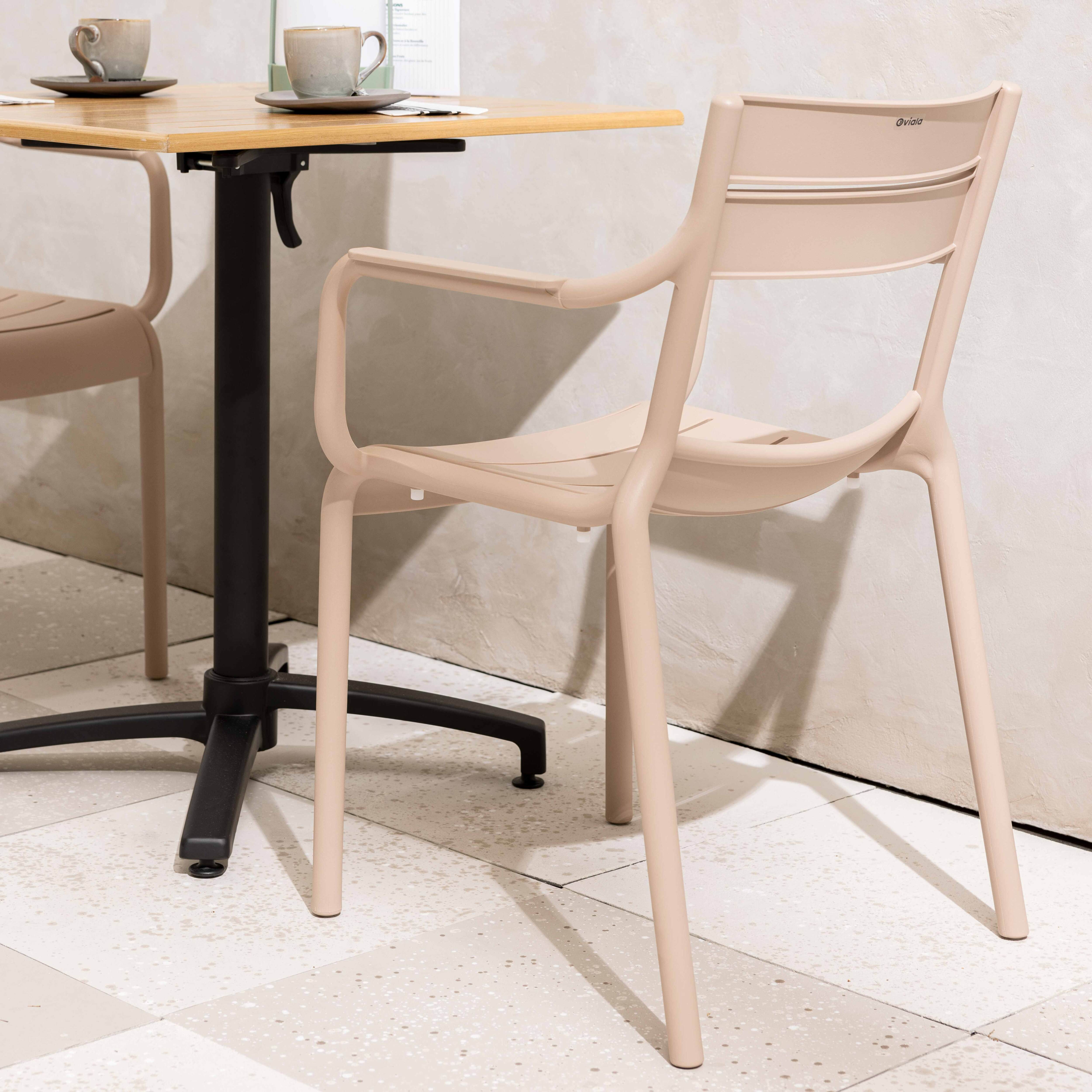 Beiger Stuhl mit Tisch, in einem Raum mit beigem Hintergrund.