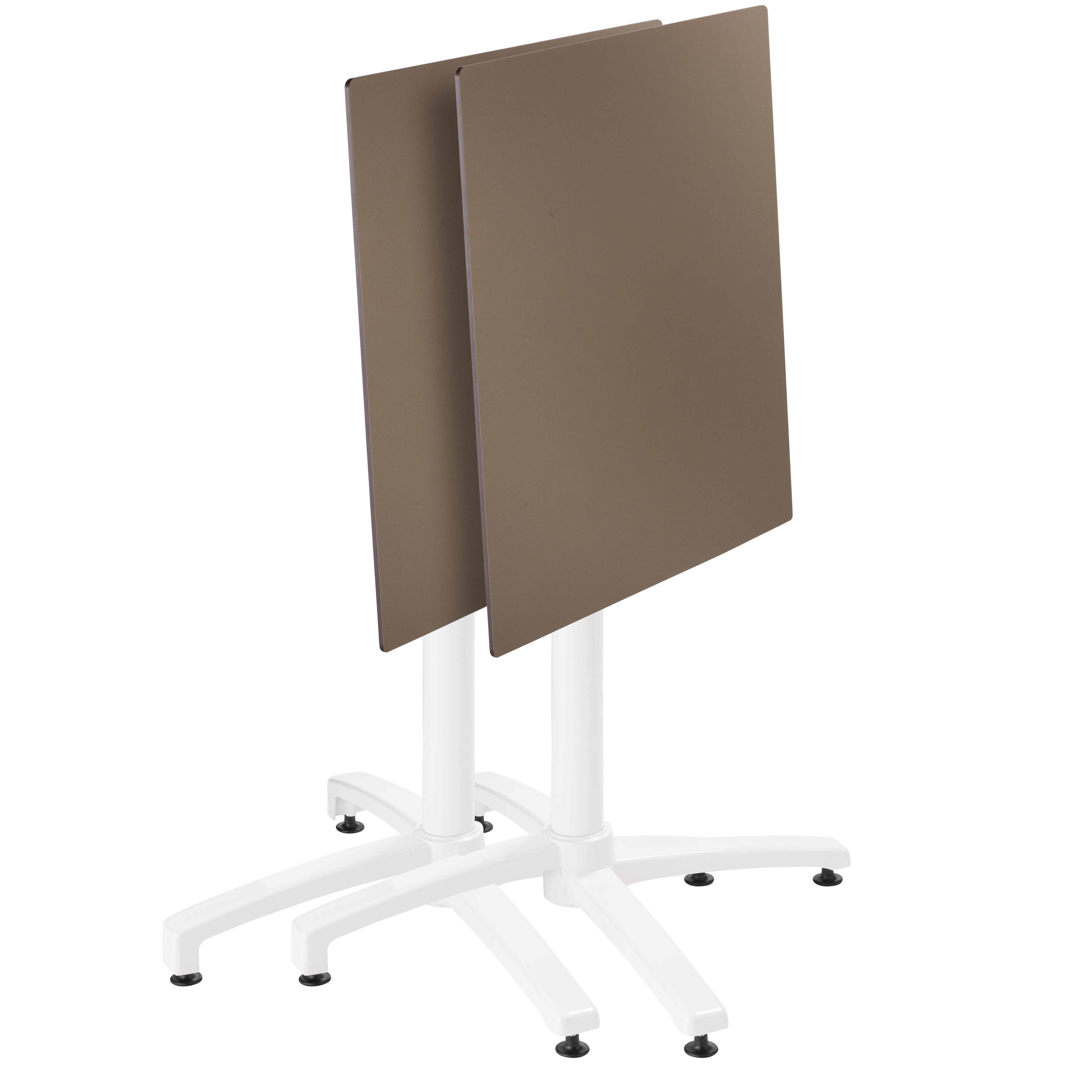 Tisch mit zwei braunen Tischplatten und einem weißen Unterbau, isoliert.