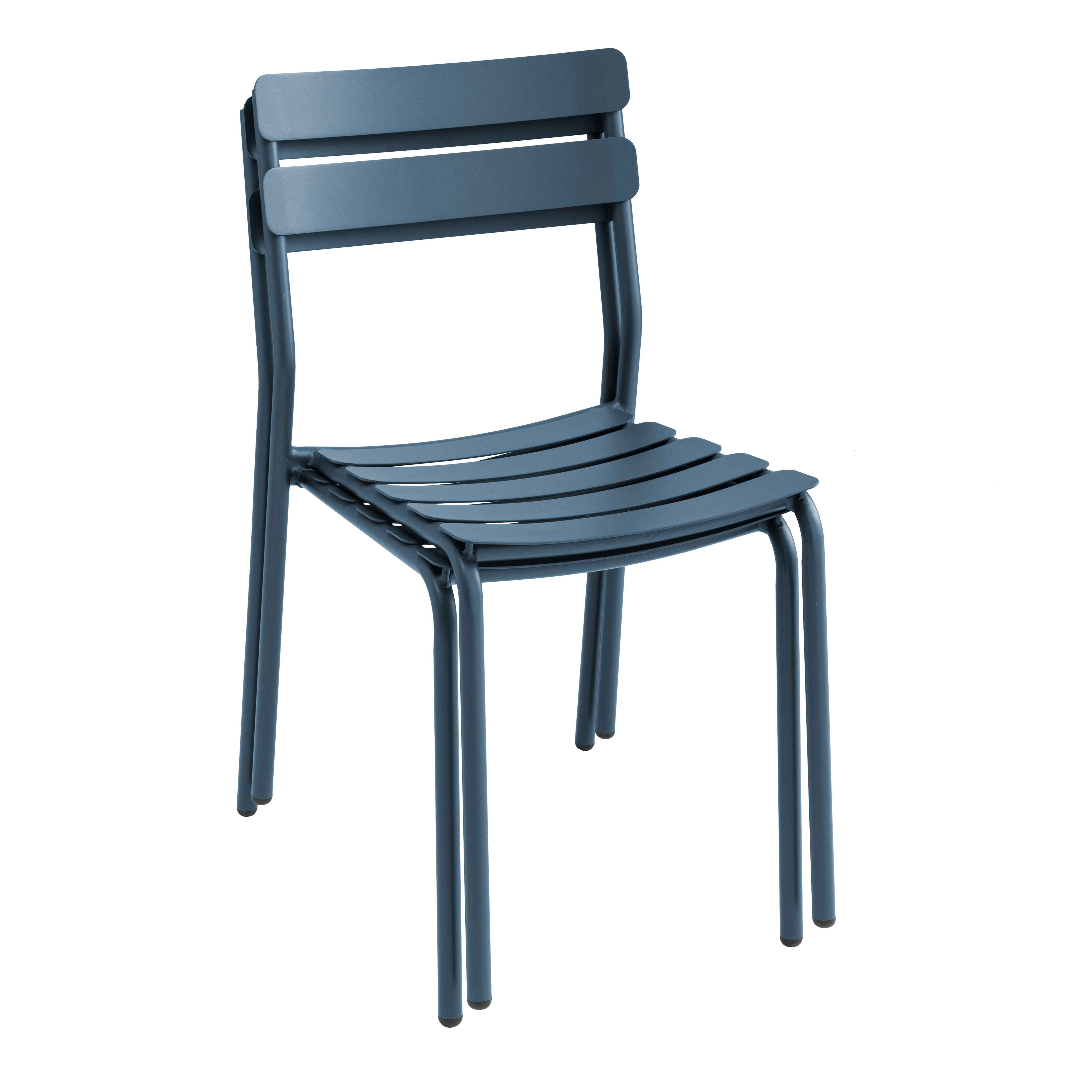 Ein dunkelblauer Stuhl mit Lattenrücken und Sitzfläche.