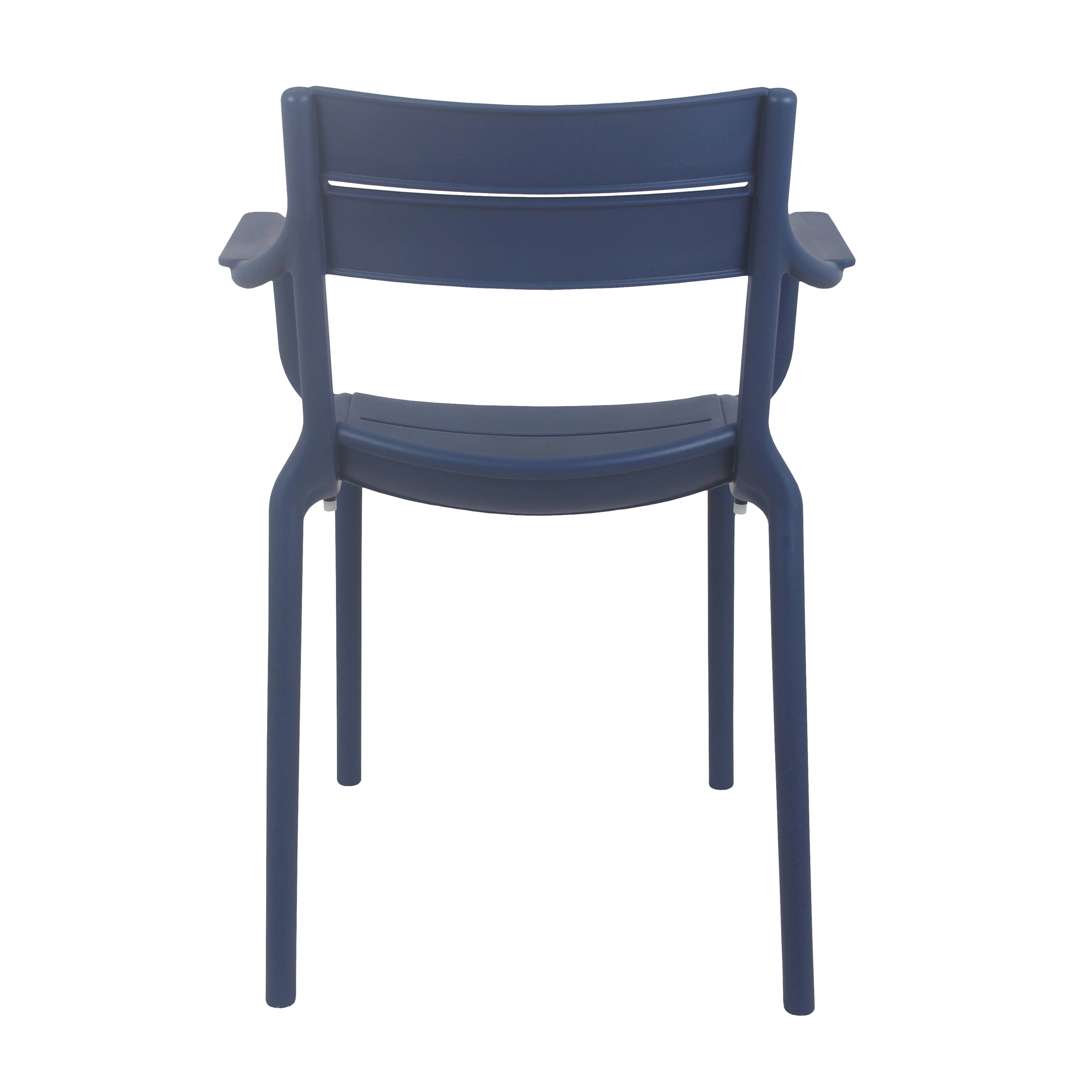 Blauer Stuhl, Rückansicht, mit Armlehnen, weißer Hintergrund.