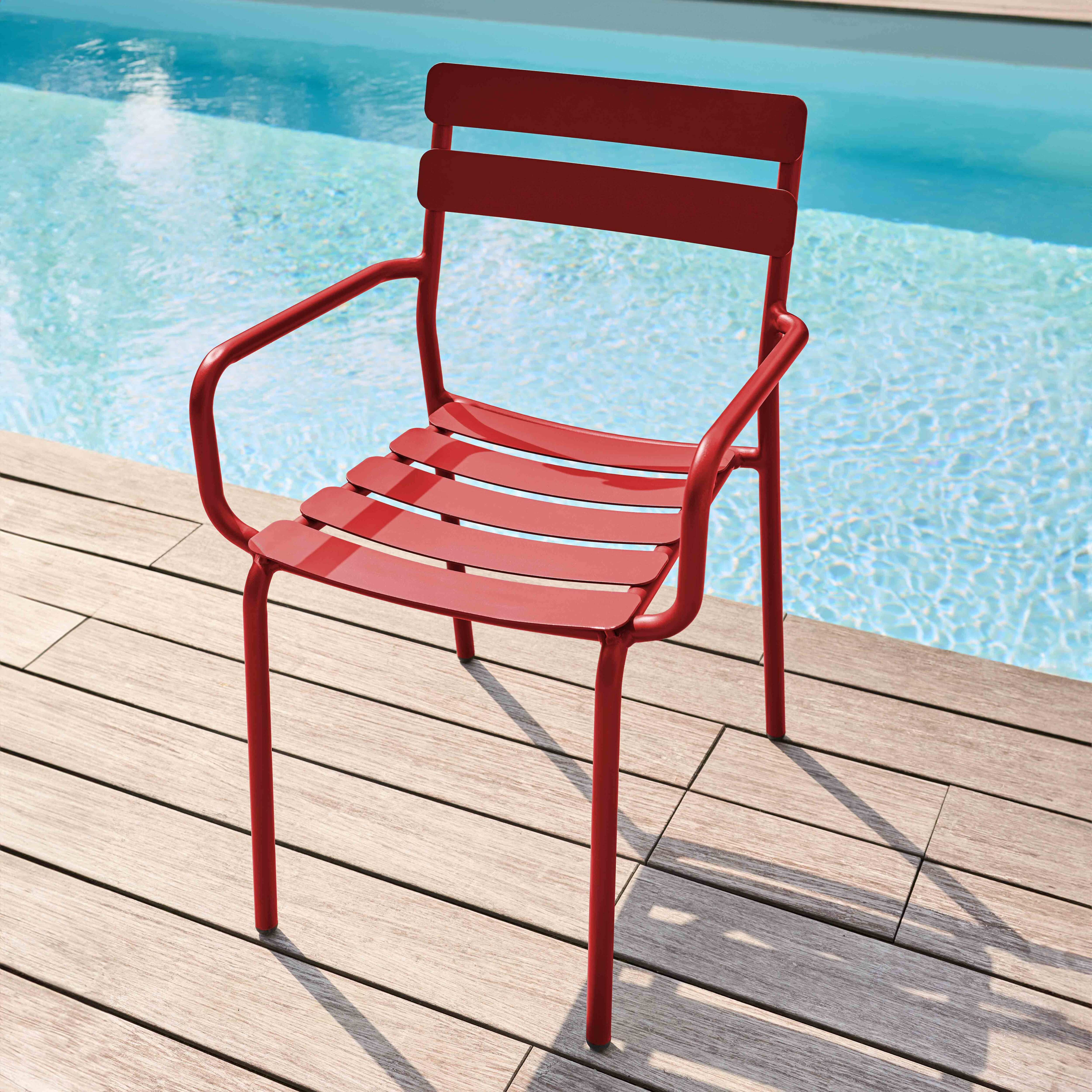 Roter Stuhl, Pool, Holzdeck. Roter Stuhl mit Lattenrost und Armlehnen.