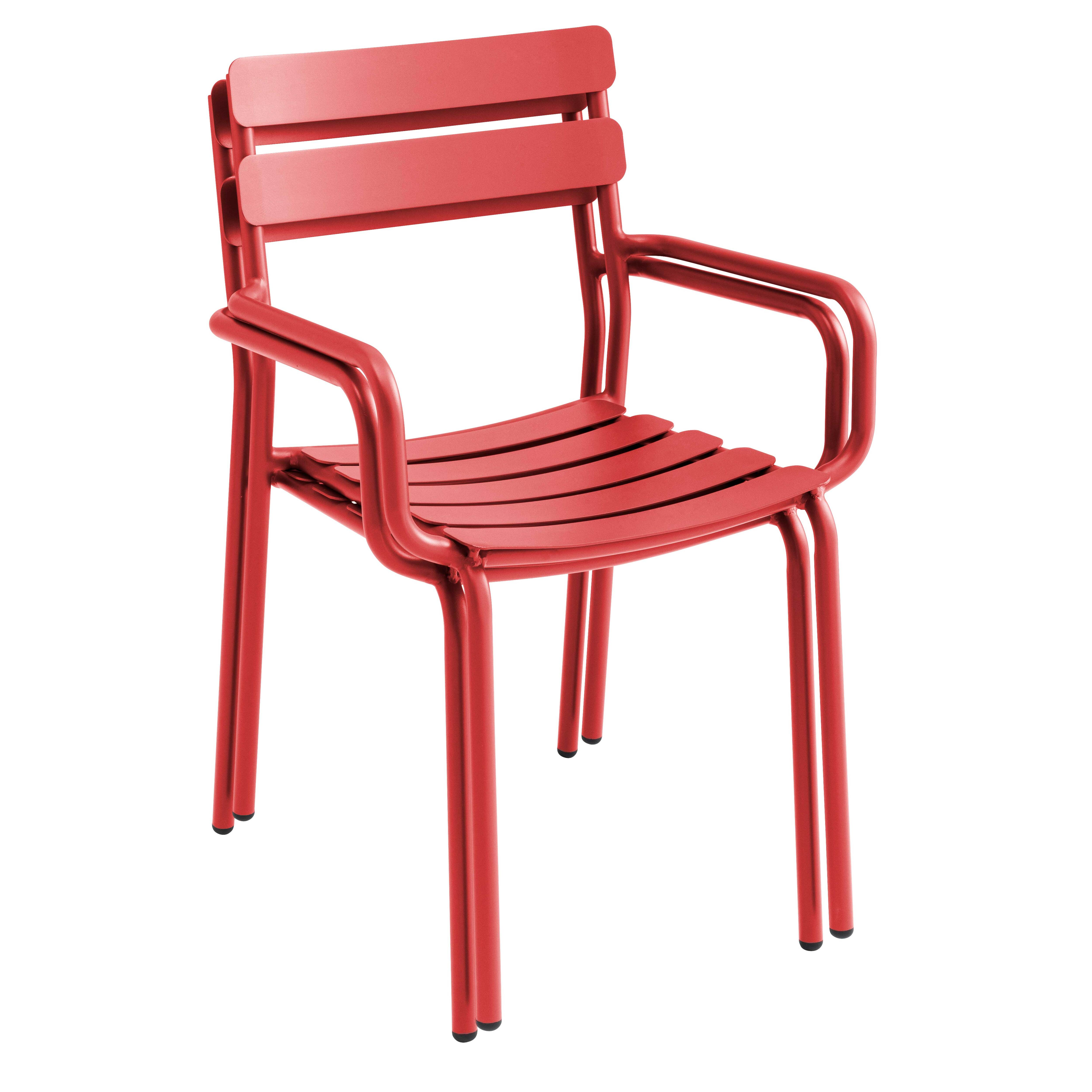 Roter Stuhl mit Armlehnen und horizontalen Lamellen auf weißem Hintergrund.