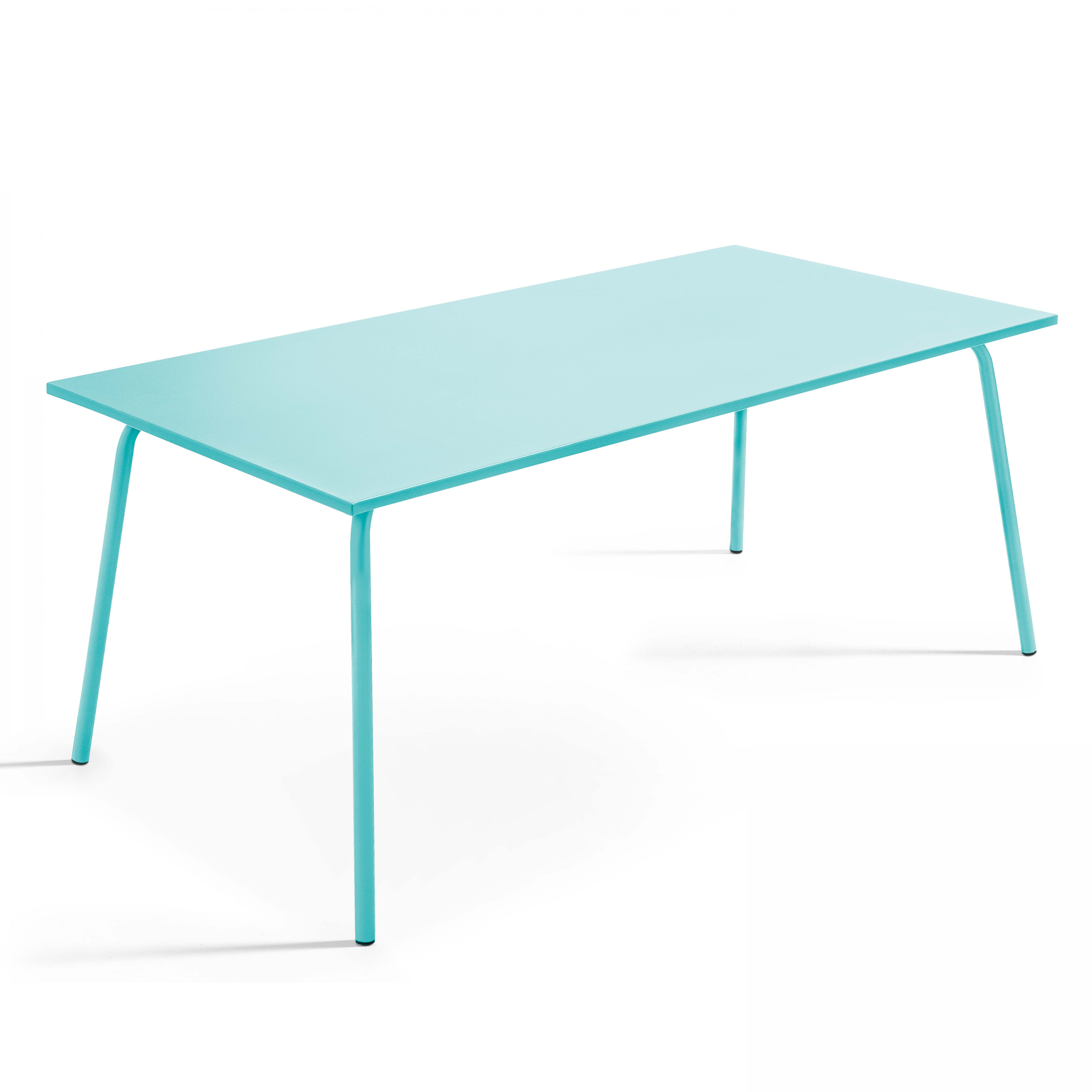 Türkisblauer rechteckiger Tisch mit vier Beinen auf weißem Hintergrund. Einfaches Design.