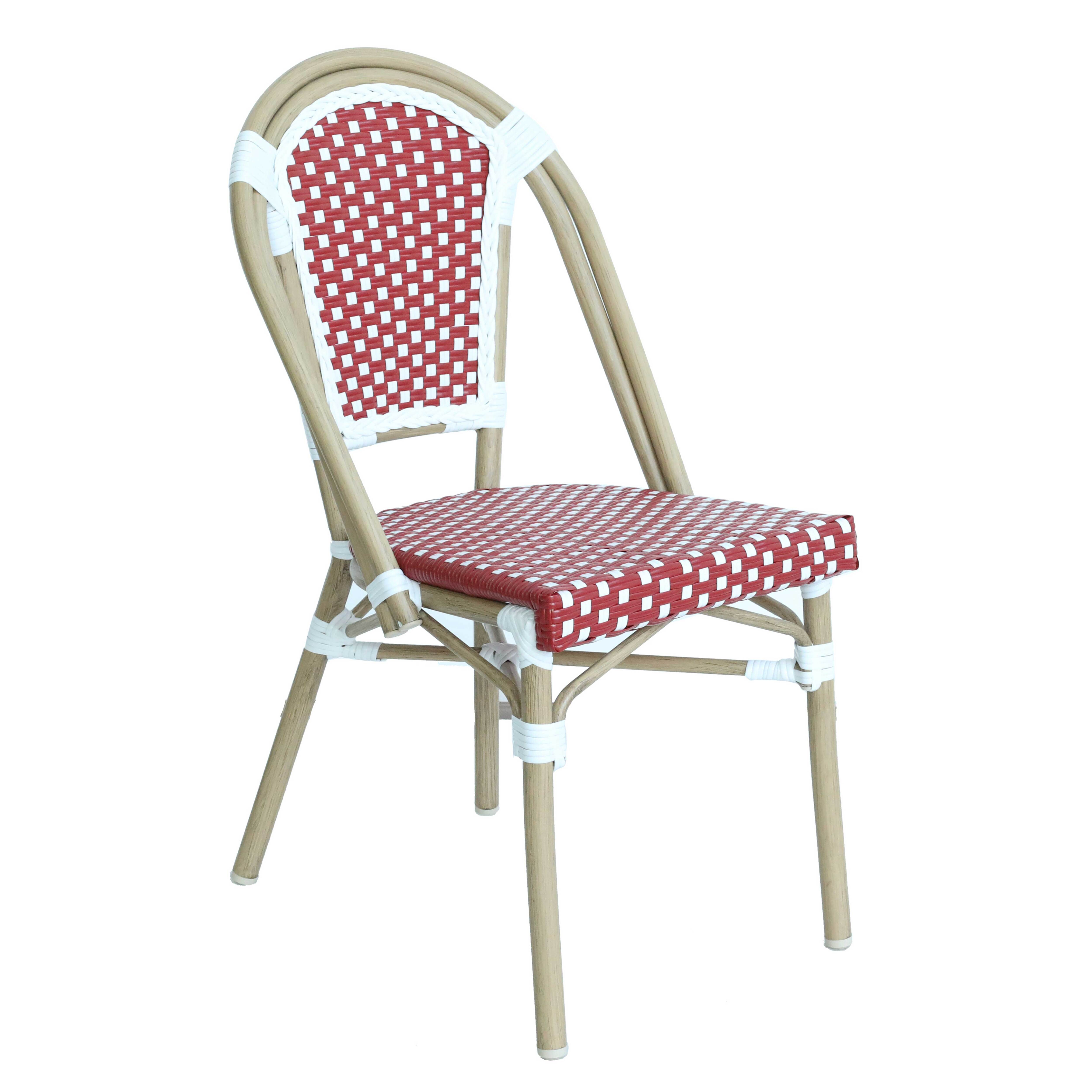 Korbstuhl mit rot-weiß gewebtem Sitz und Rückenlehne. Hellbrauner Rahmen. Isoliert auf weißem Hintergrund.