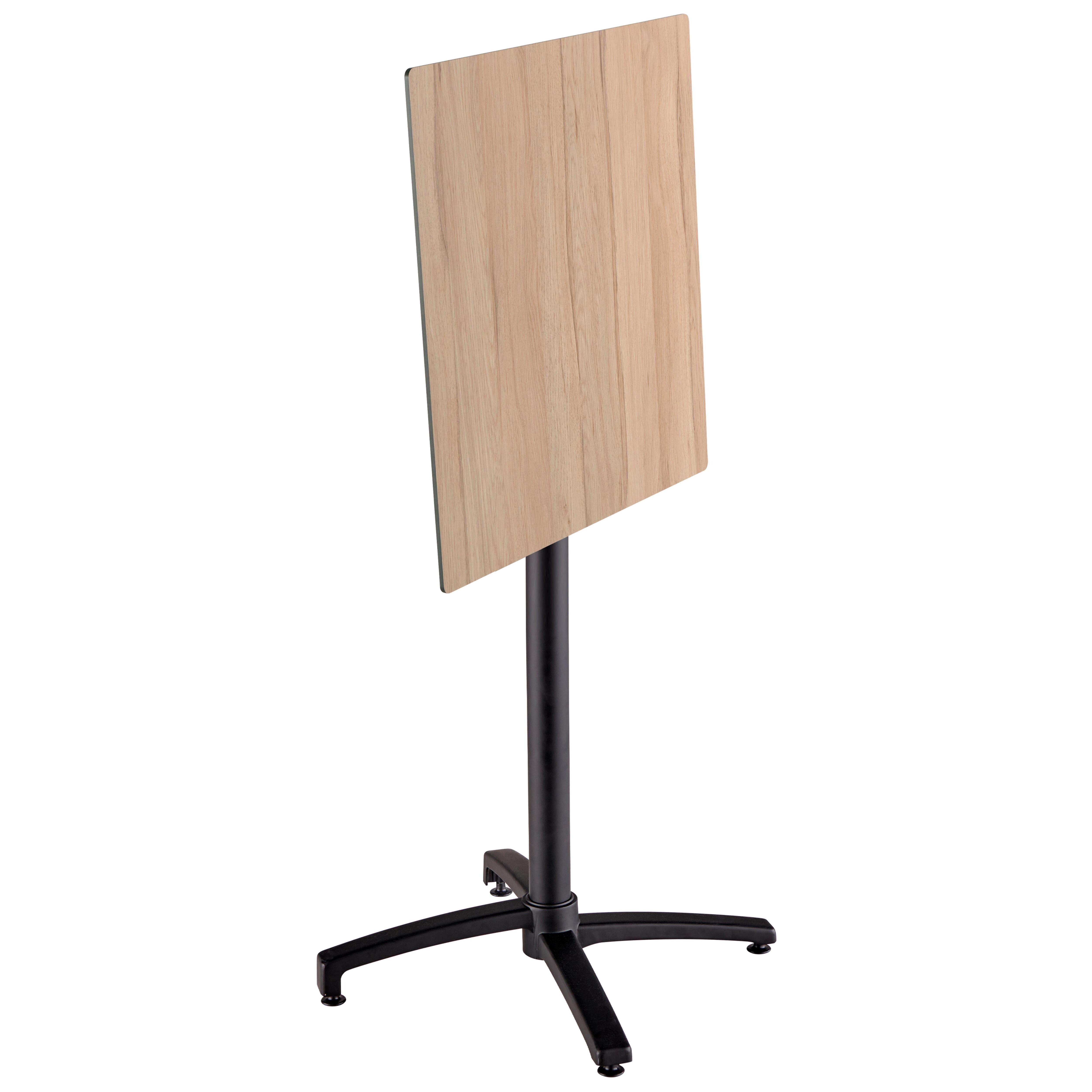 Ein Klapptisch mit Holzplatte und schwarzem Fuß, vor weißem Hintergrund.
