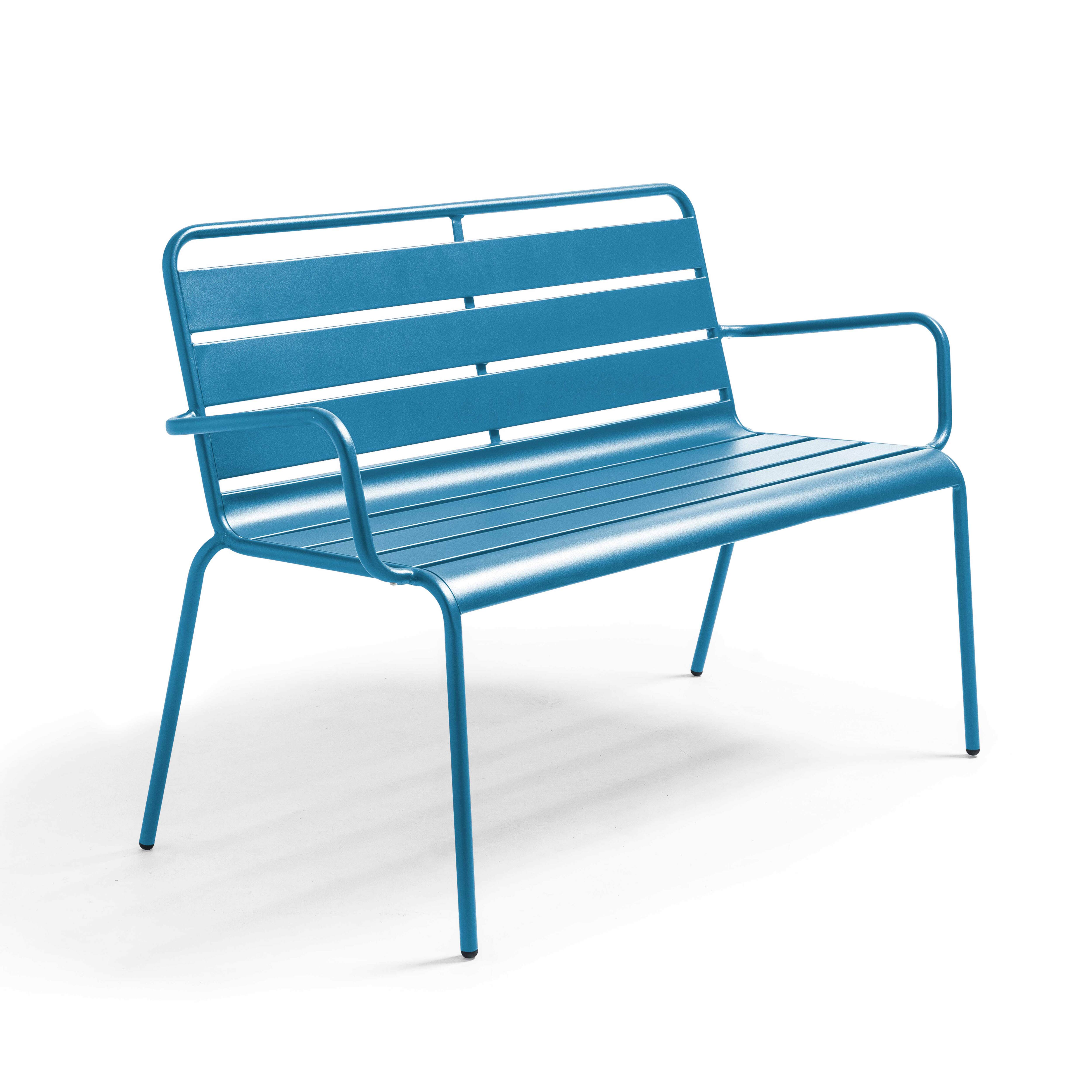 Blaue Metall-Gartenbank.