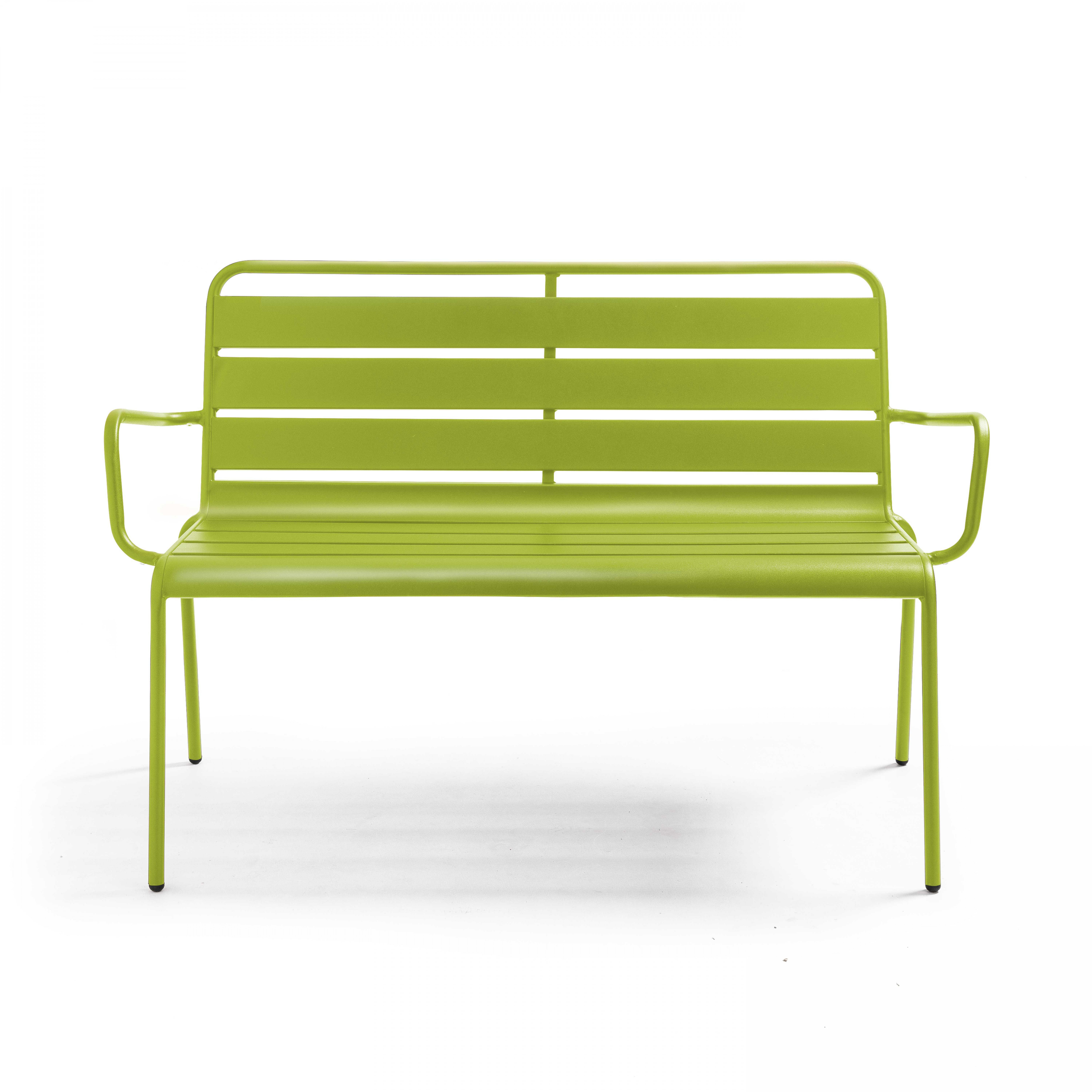 Eine grüne Bank mit horizontalem Lamellendesign und geschwungenen Armlehnen.