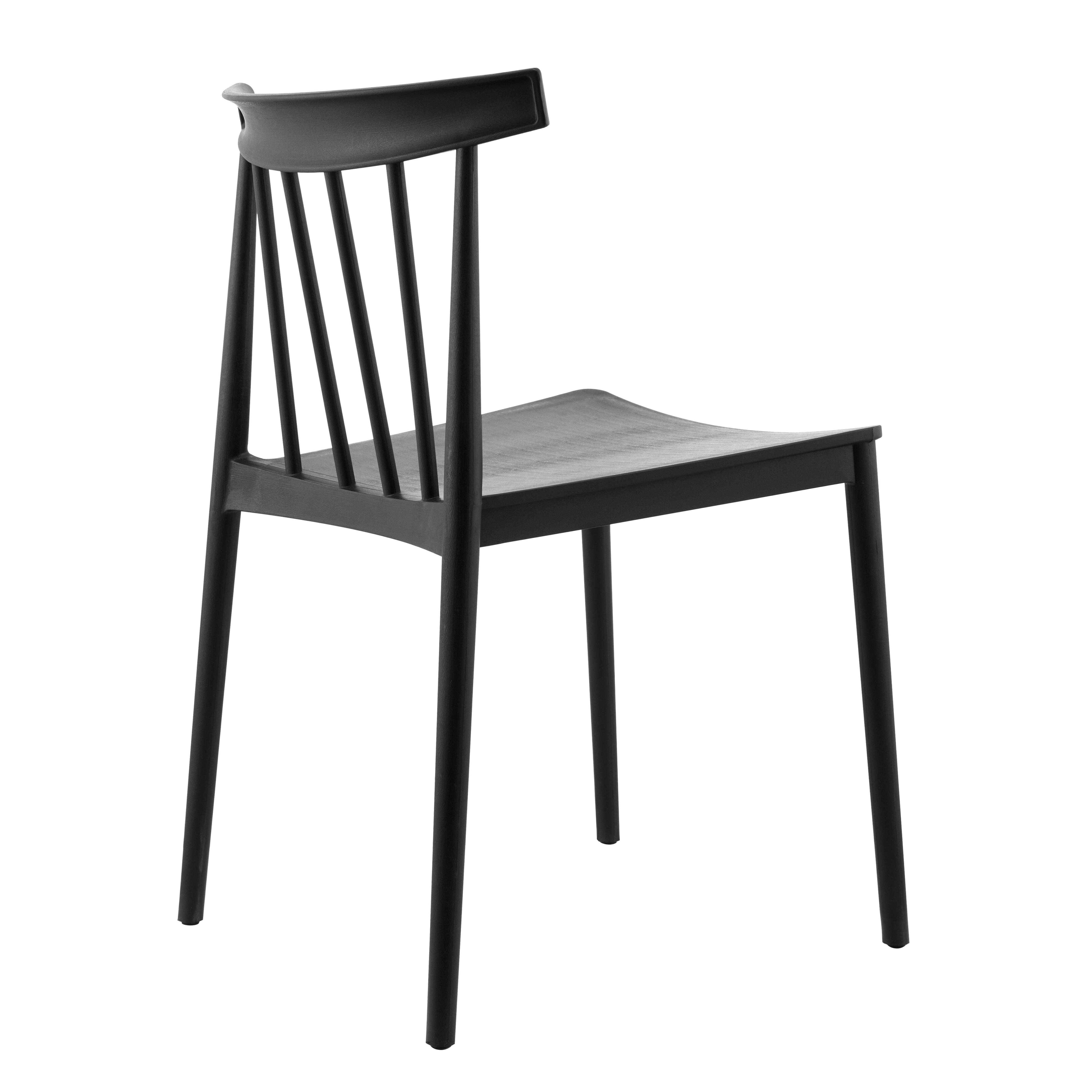 Schwarzer Stuhl auf Weiß. Der Stuhl hat eine Lattenlehne und einen flachen Sitz. Vier Beine.