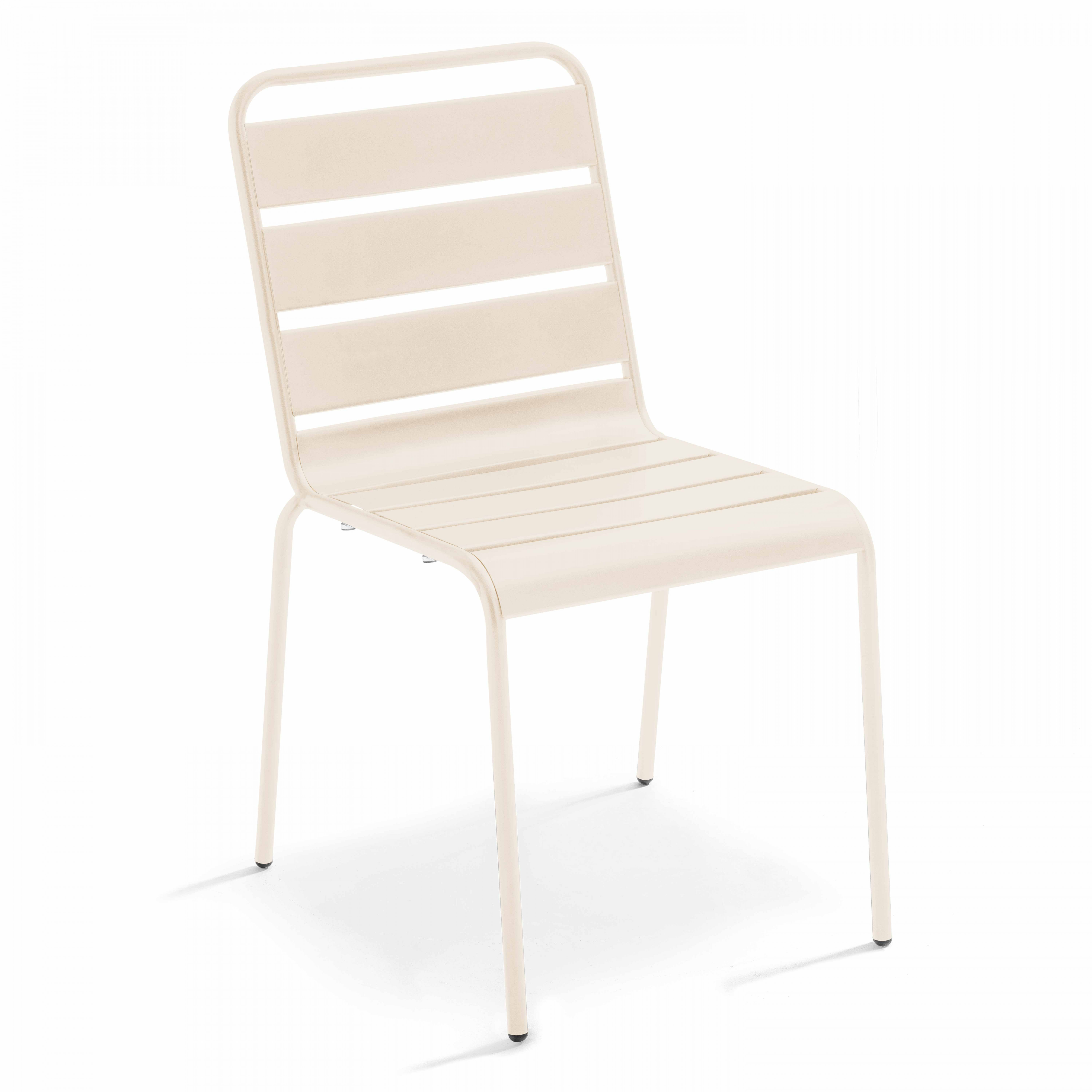 Cremefarbener Stuhl mit horizontalen Lamellen auf Rücken und Sitz, vor weißem Hintergrund.