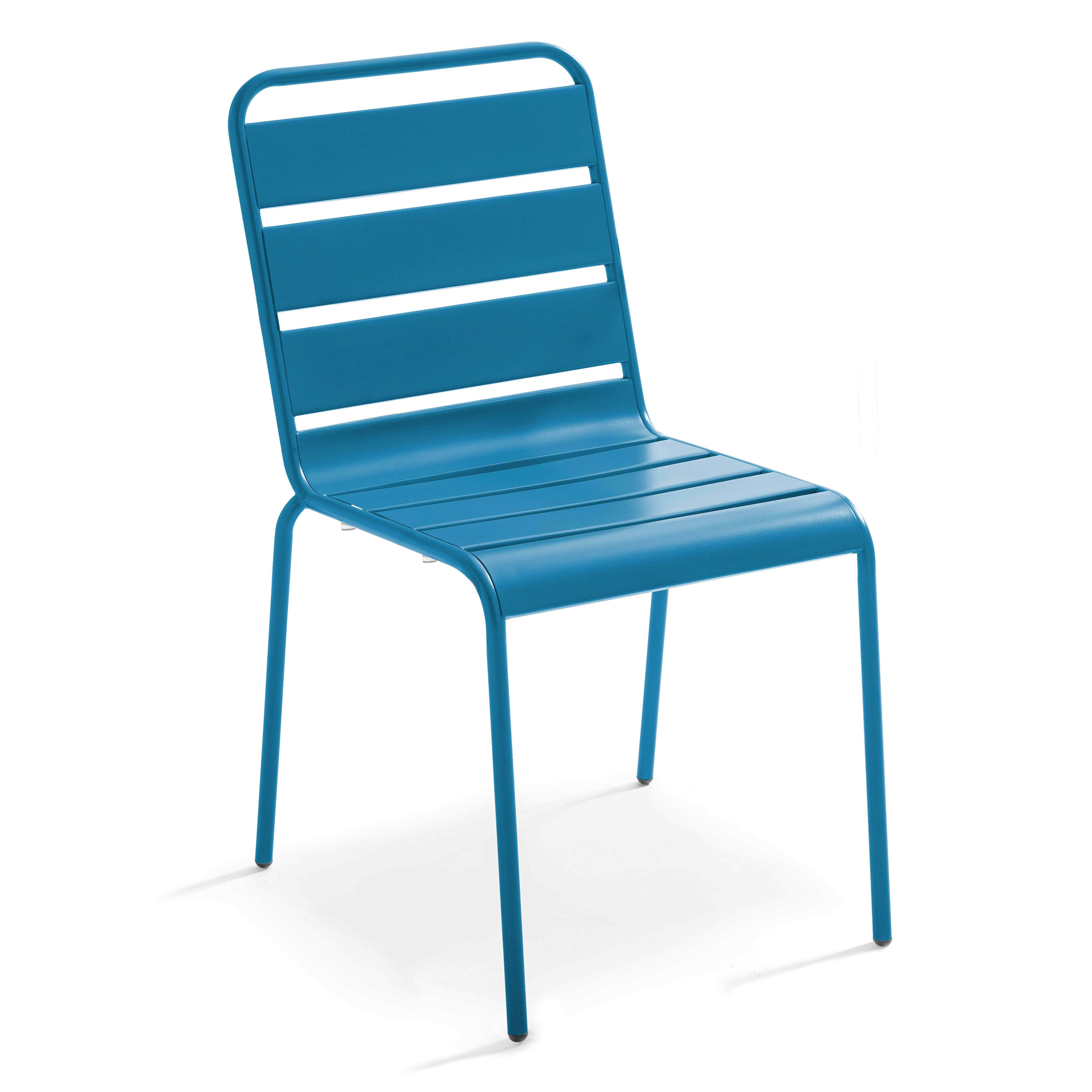 Ein blauer Stuhl mit einer Lattenrostlehne und vier Beinen auf weißem Hintergrund.