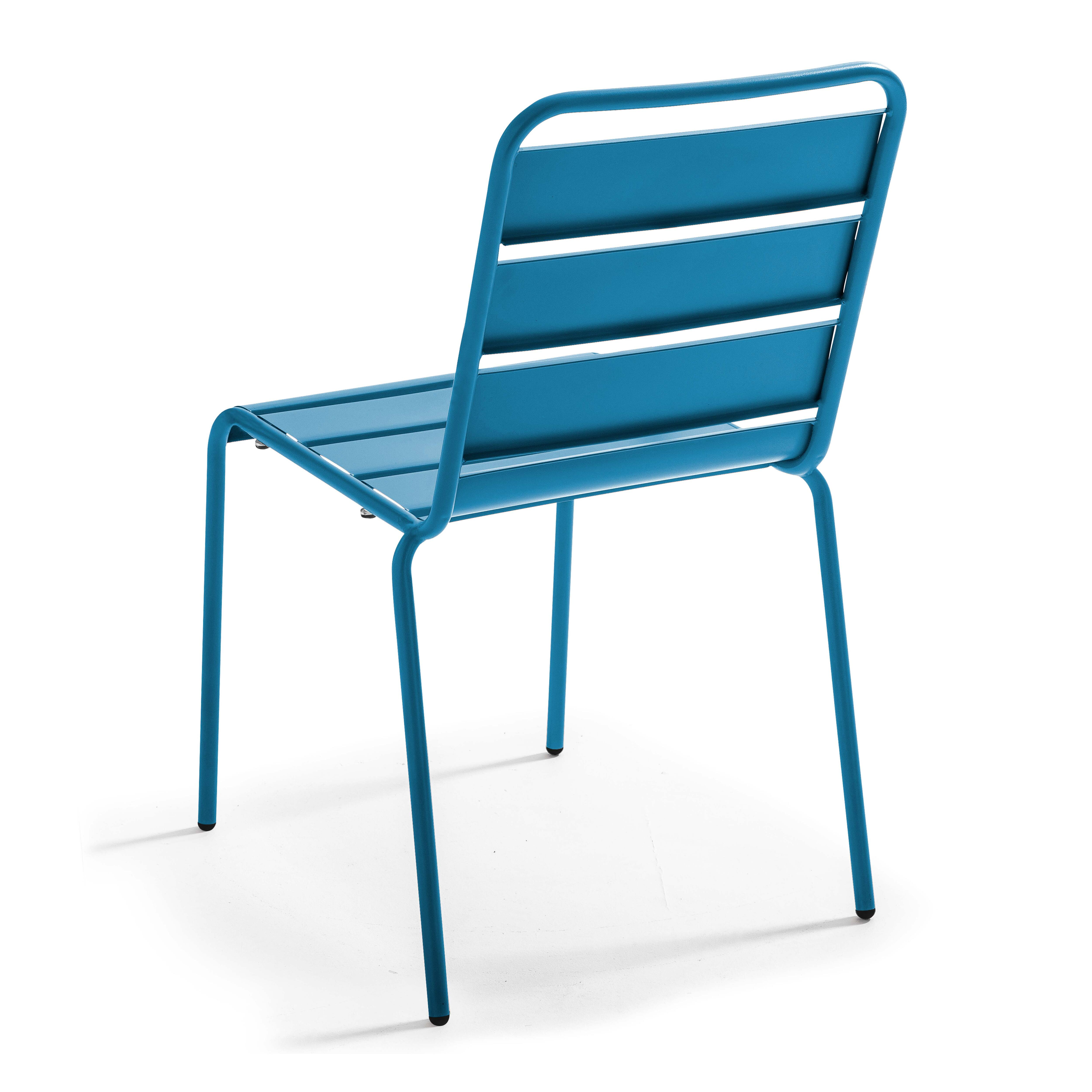 Ein blauer Metallstuhl mit Lattenrücken und Sitz, von hinten betrachtet.
