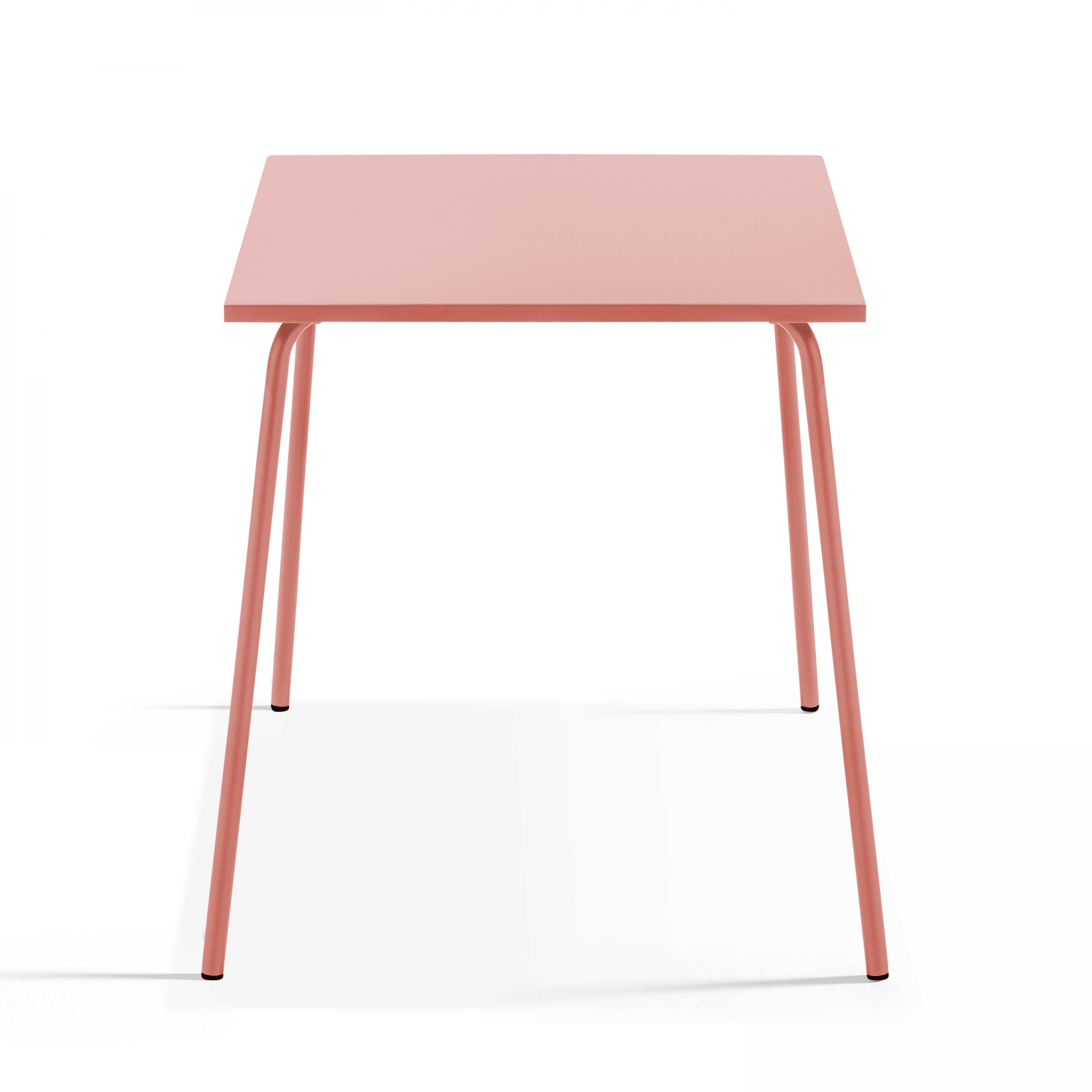 Ein rosa quadratischer Tisch mit vier rosa Beinen, isoliert auf weißem Hintergrund.