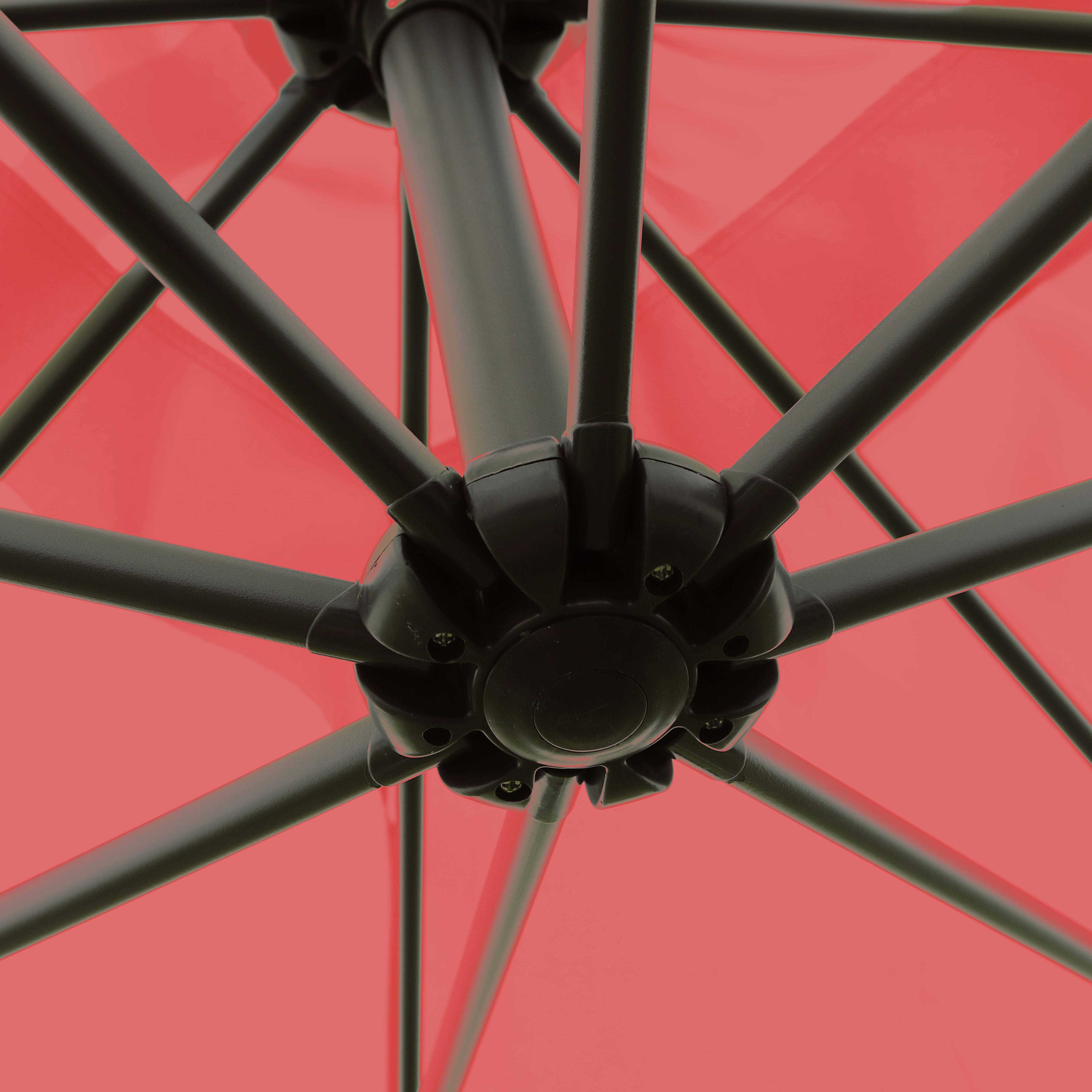 Ansicht von unten, ein Schirmrahmen. Roter Hintergrund.