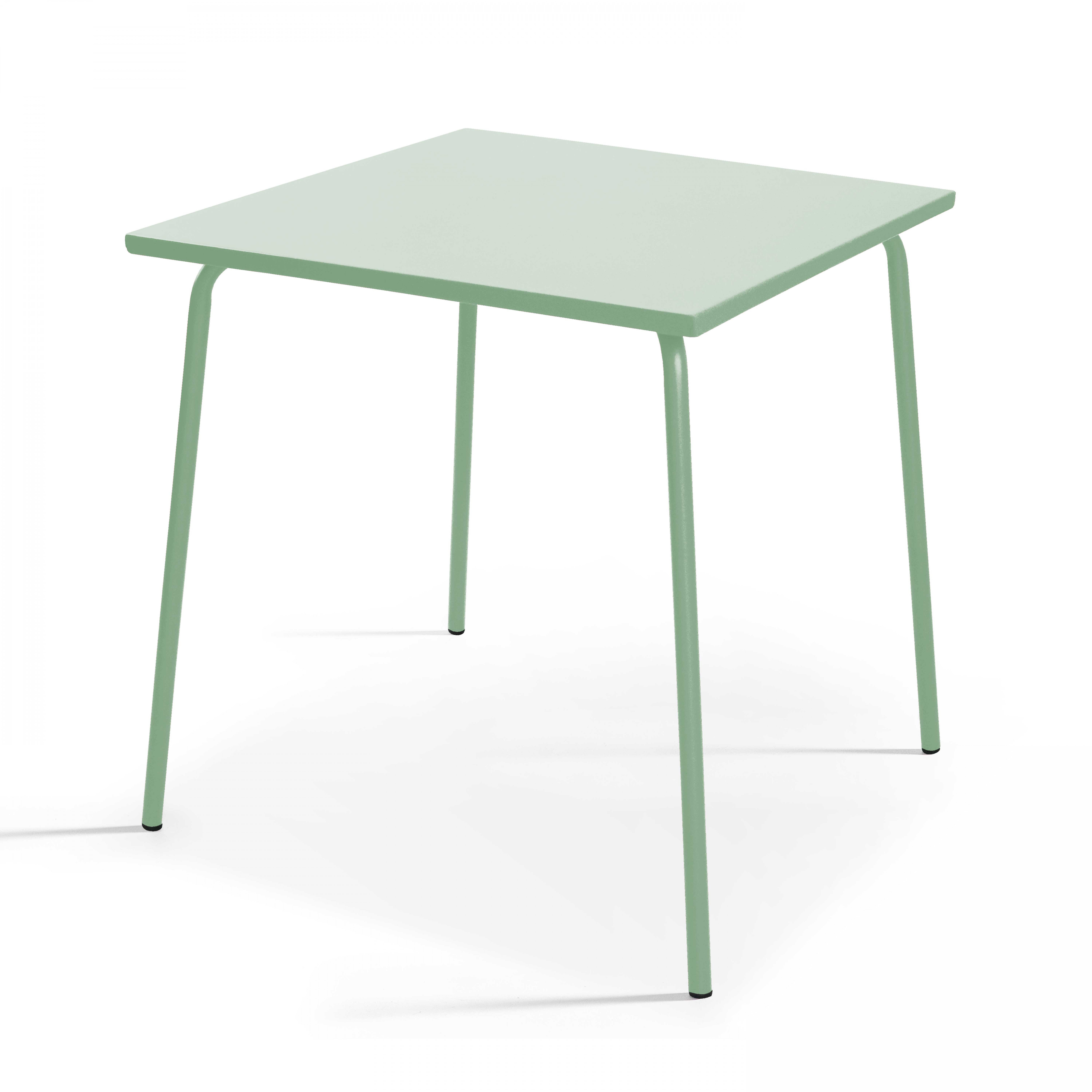 Ein kleiner grüner quadratischer Tisch mit vier Beinen, weißer Hintergrund.