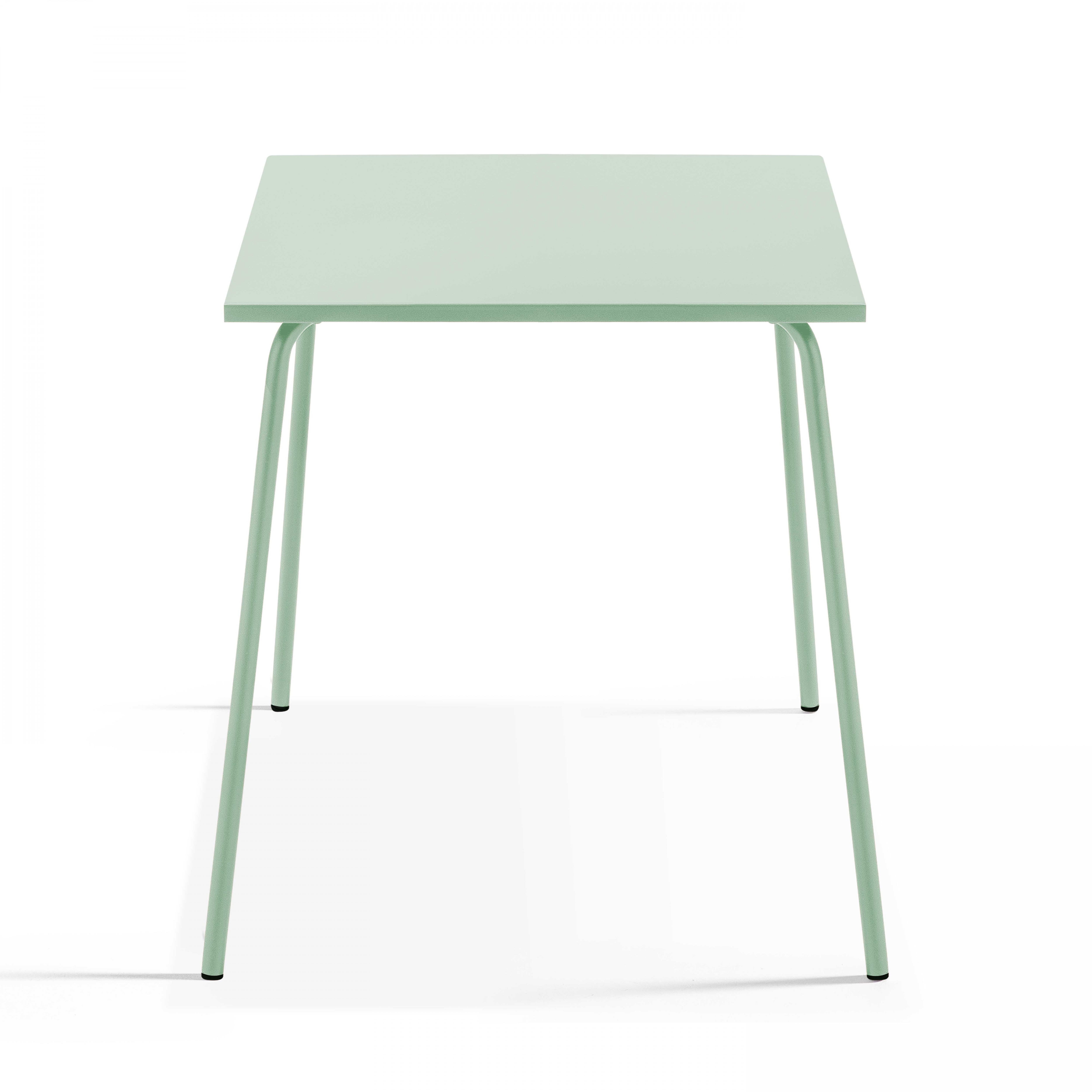 Minzgrüner quadratischer Tisch mit dünnen Beinen, weißer Hintergrund.