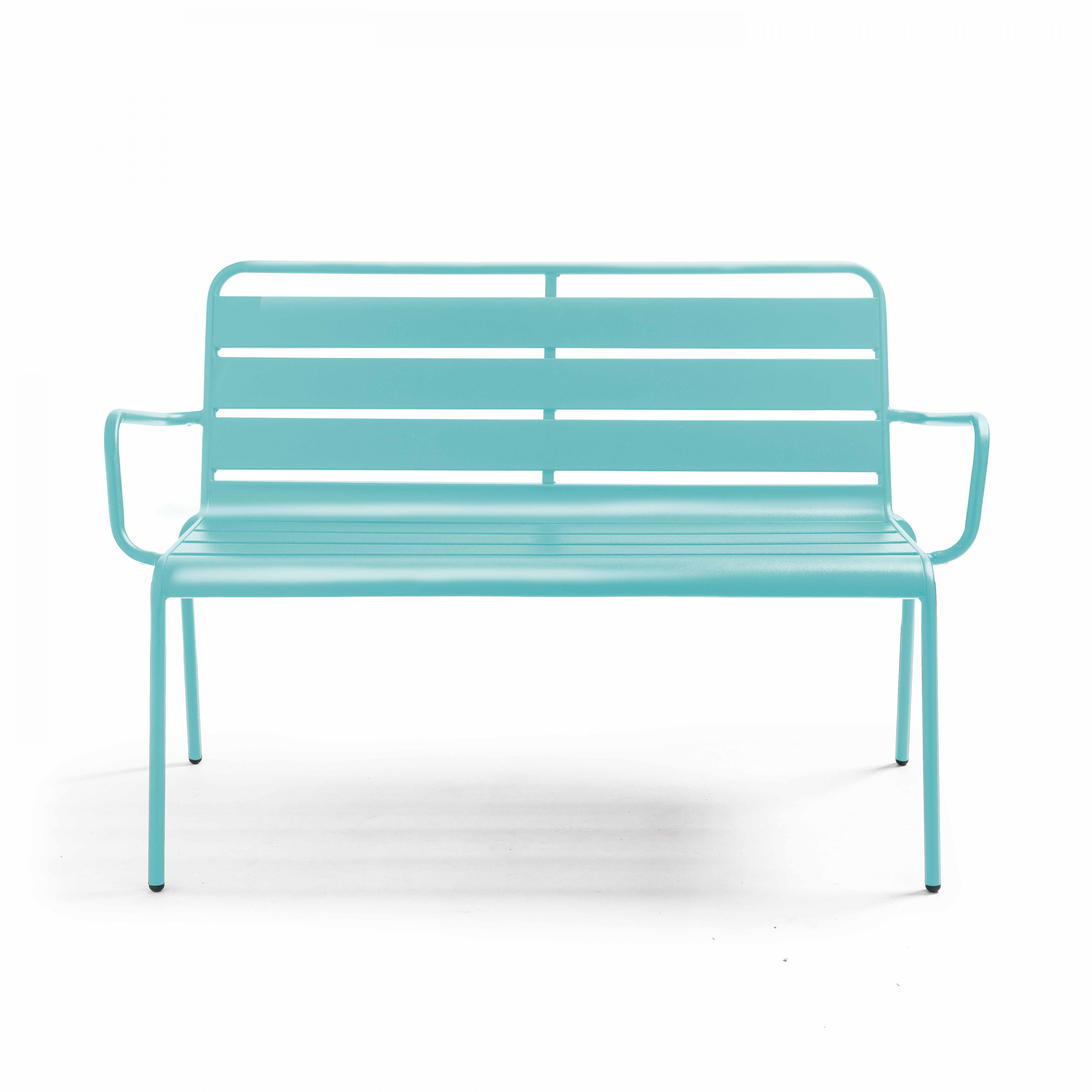 Schwarze Outdoor-Stühle und -Tische mit Menüs und Geschirr auf einem Fliesenboden.