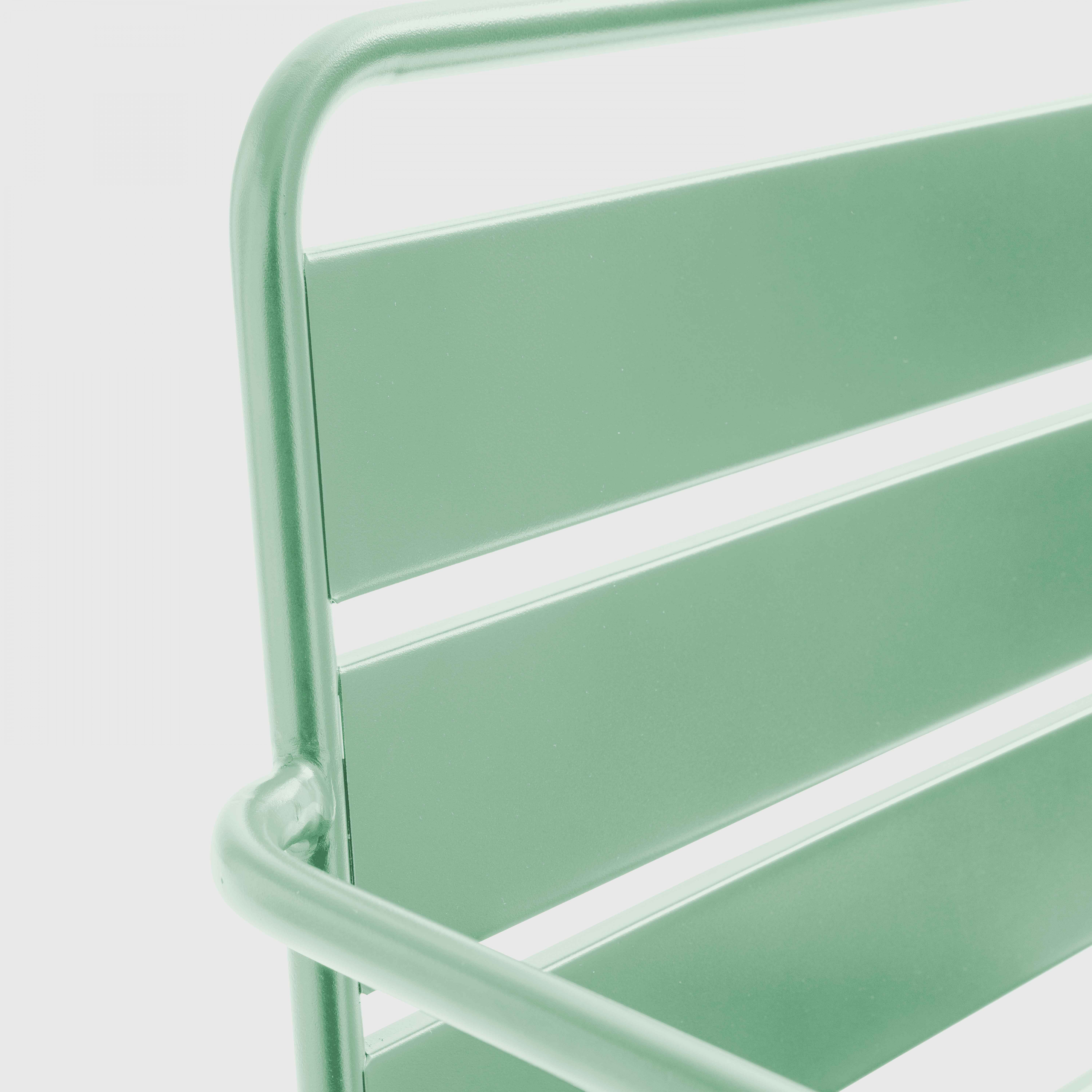 Nahaufnahme einer grünen Stuhlrückseite mit Lamellendesign. Der Stuhl steht vor weißem Hintergrund.
