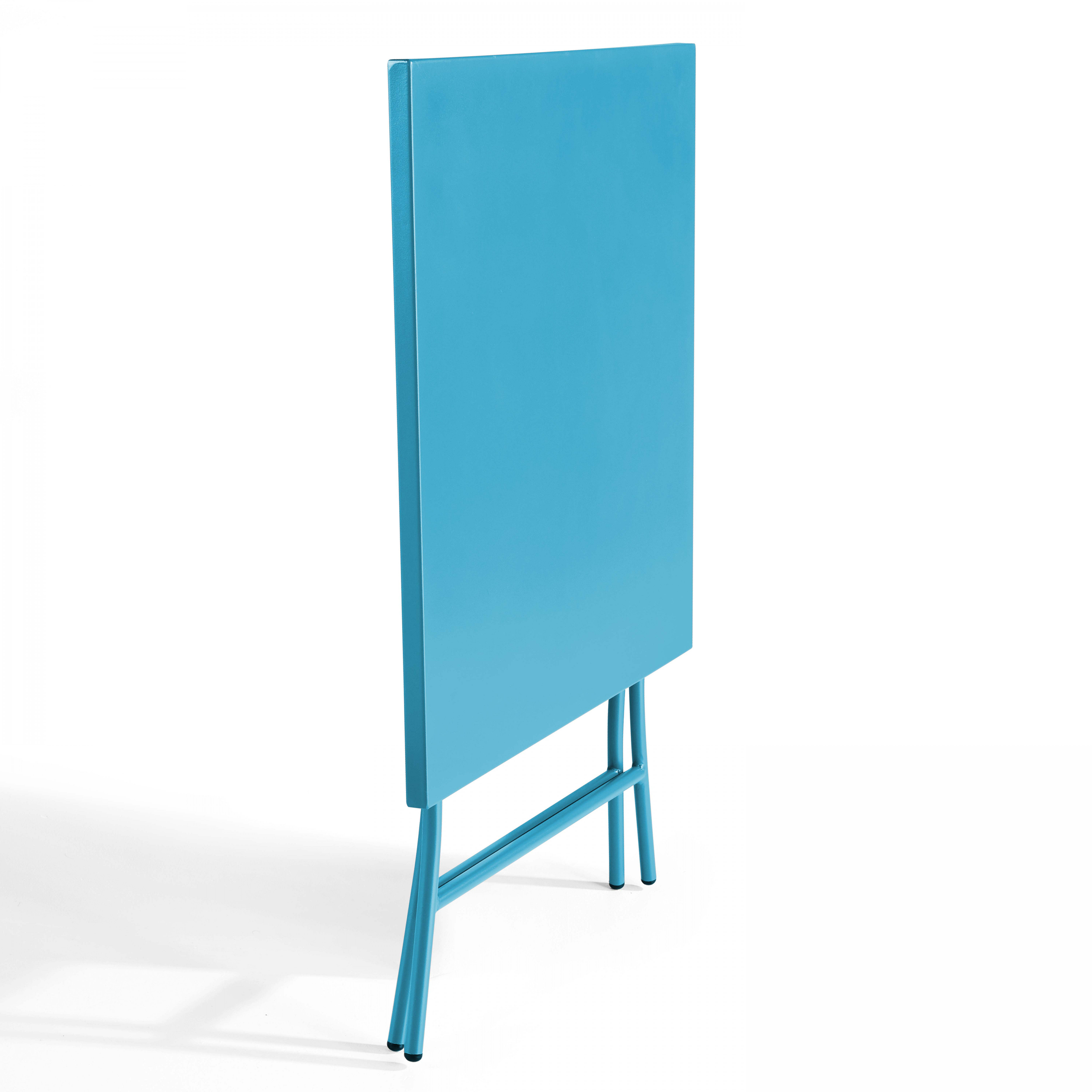 Ein blauer Klapptisch, Seitenansicht, auf weißem Grund, Beine sind gefaltet.