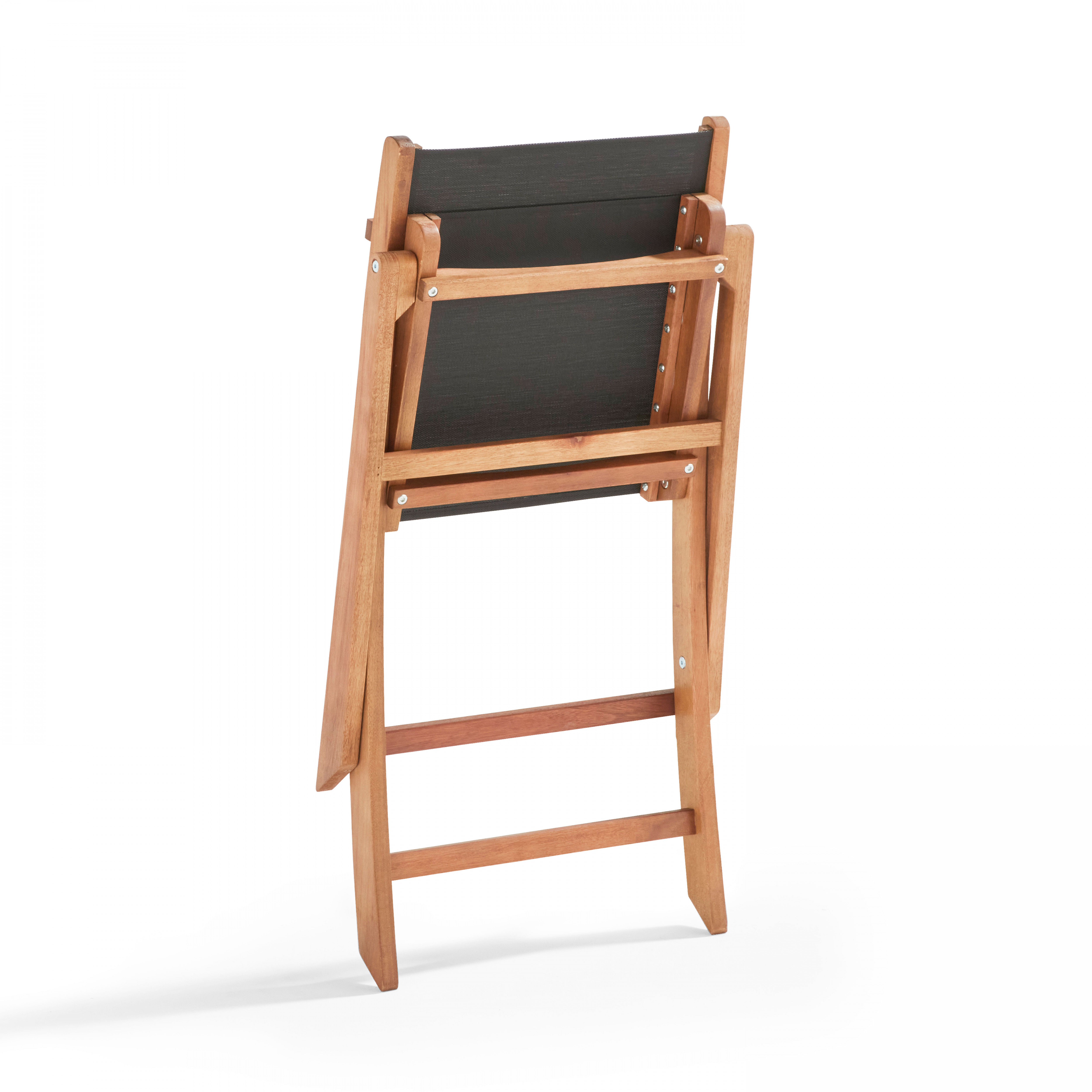 Ein Holzklappstuhl zusammengeklappt, von hinten gesehen. Weißer Hintergrund.