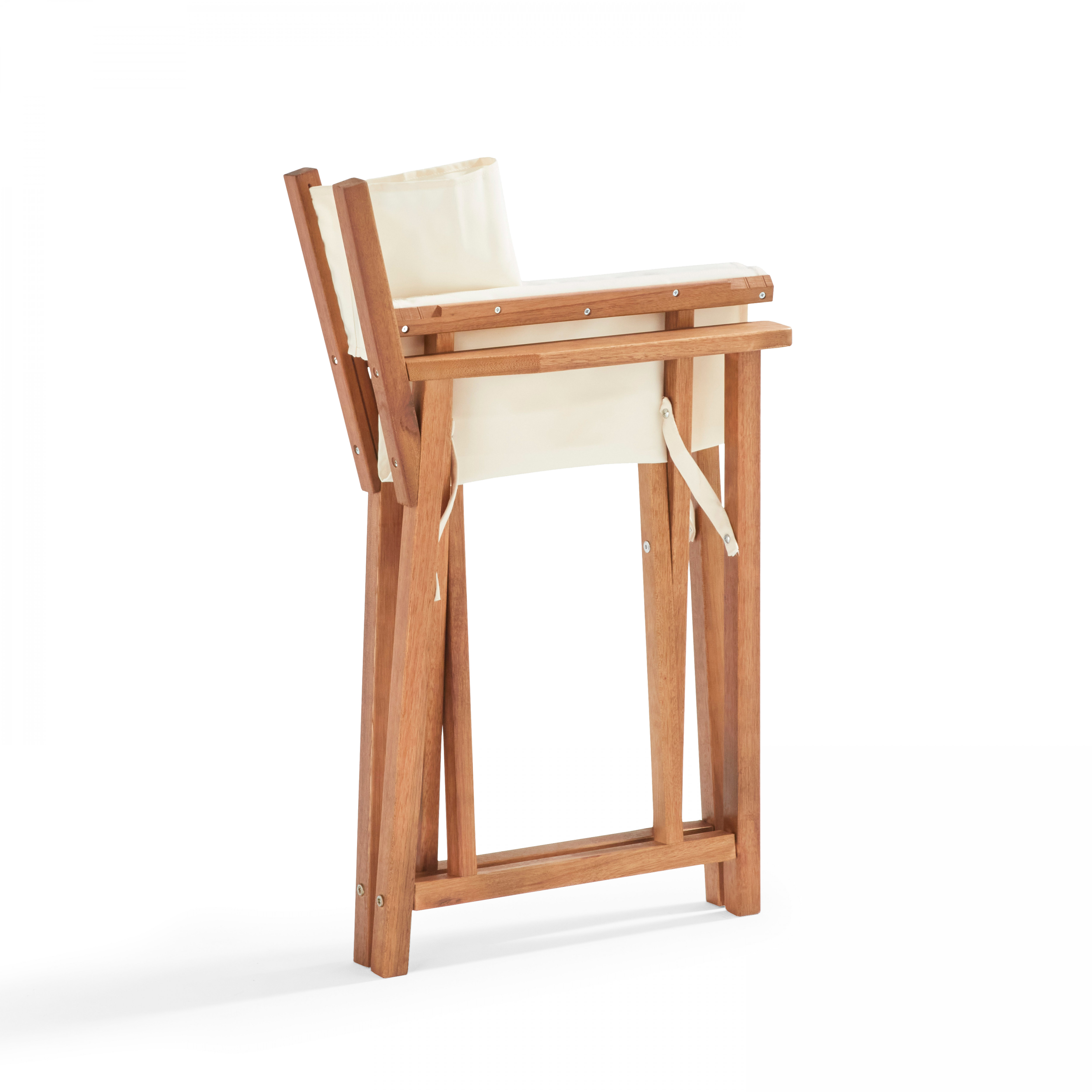 Klappbarer Holzstuhl mit Canvas-Sitz und -Rücken. Von der Seite betrachtet. Weißer Hintergrund.