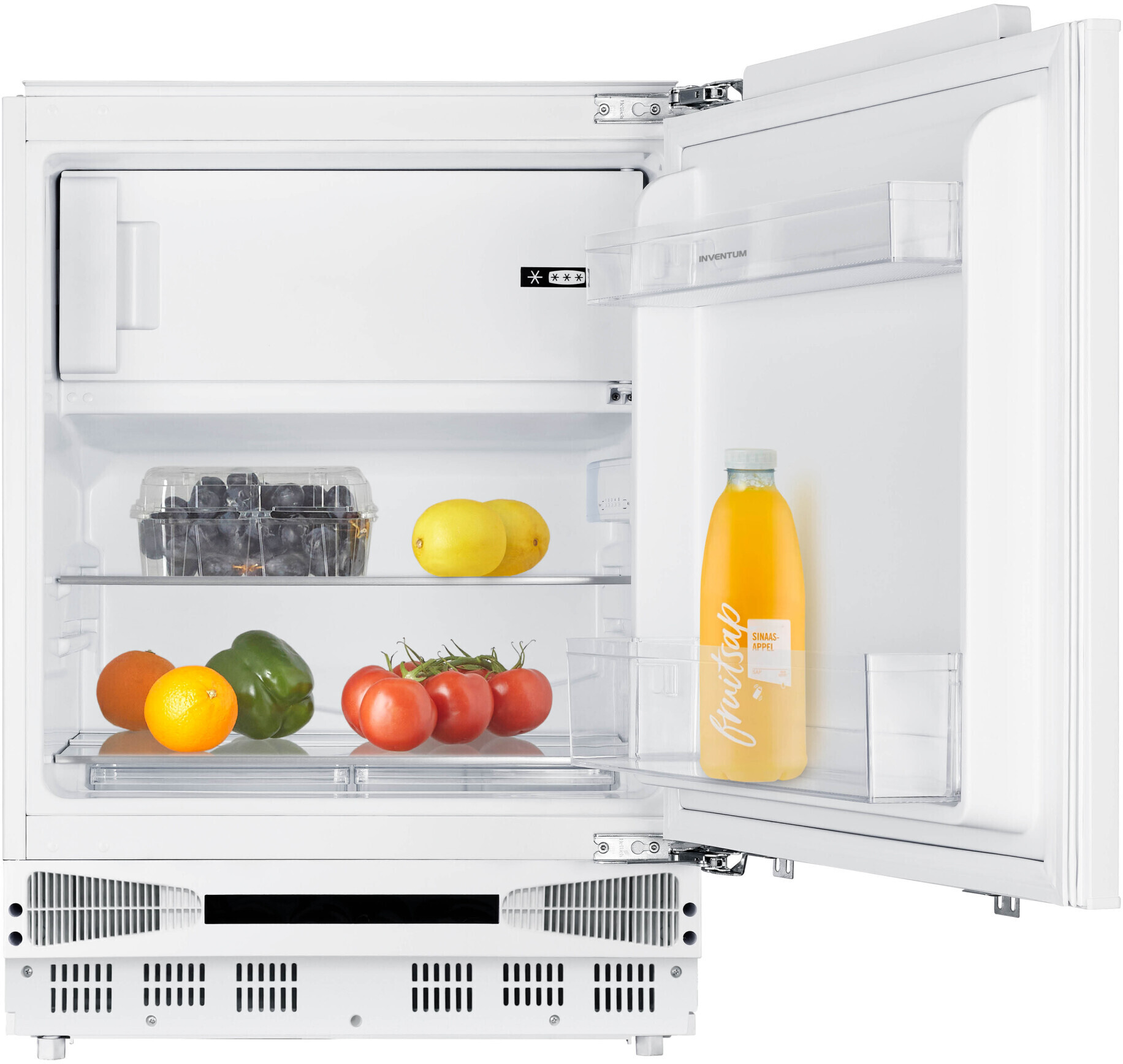 Witte koelkast, deur open. Fruit, sap en groenten zijn zichtbaar. Witte achtergrond.