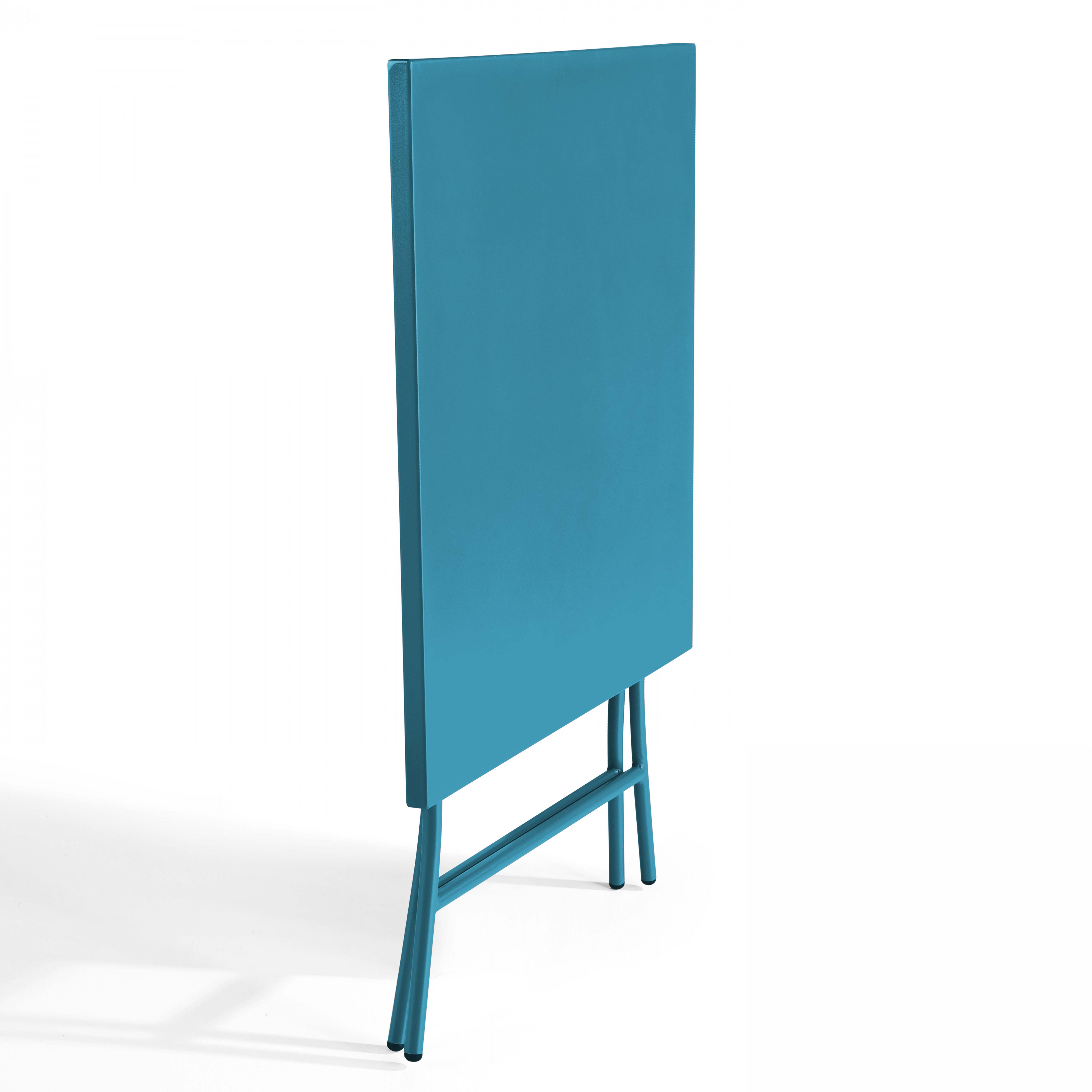Blauer Klapptisch. Vertikale rechteckige Platte, dünne Beine, weißer Hintergrund.