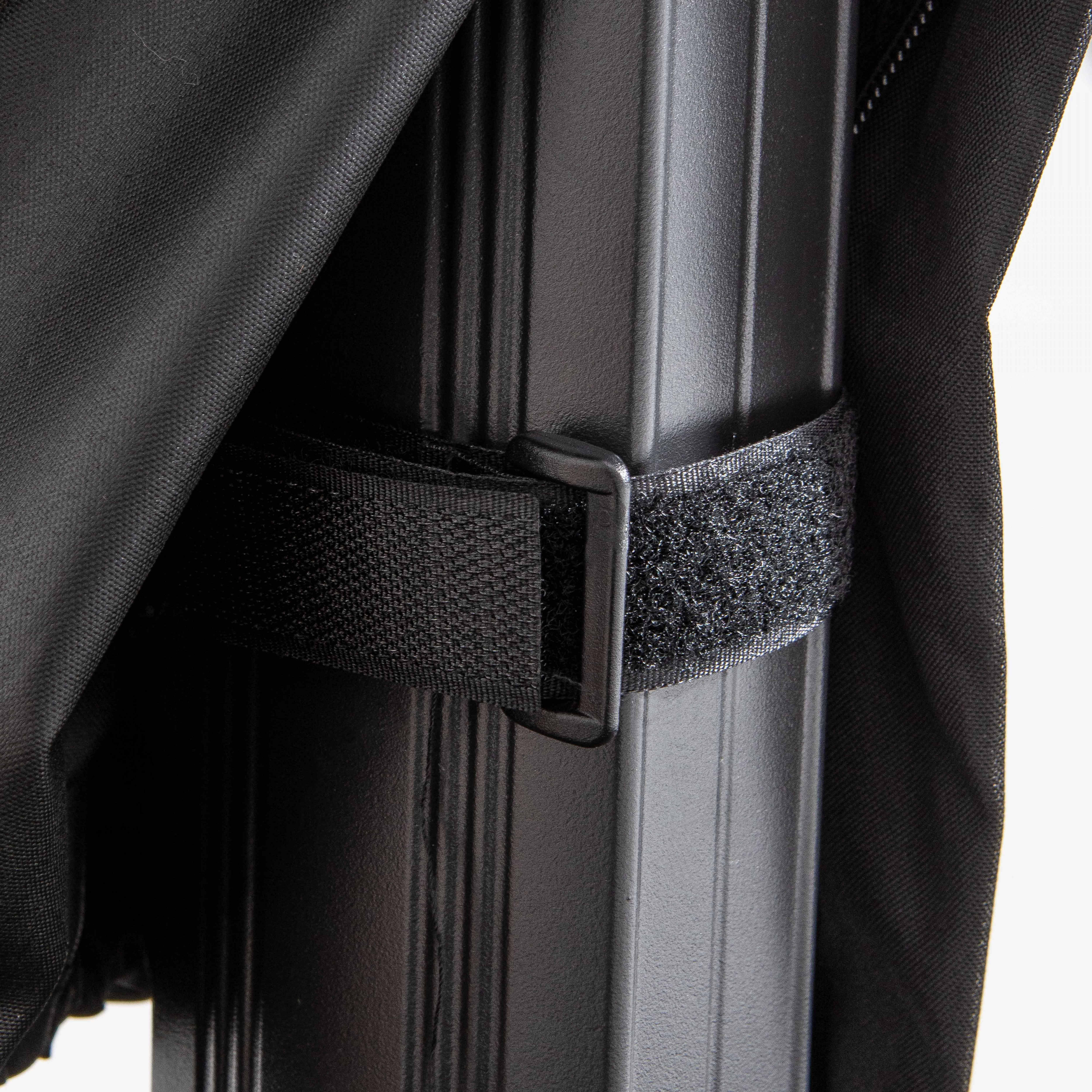Nahaufnahme einer schwarzen Abdeckung, die mit einem Klettverschluss um eine schwarze Stange befestigt ist.