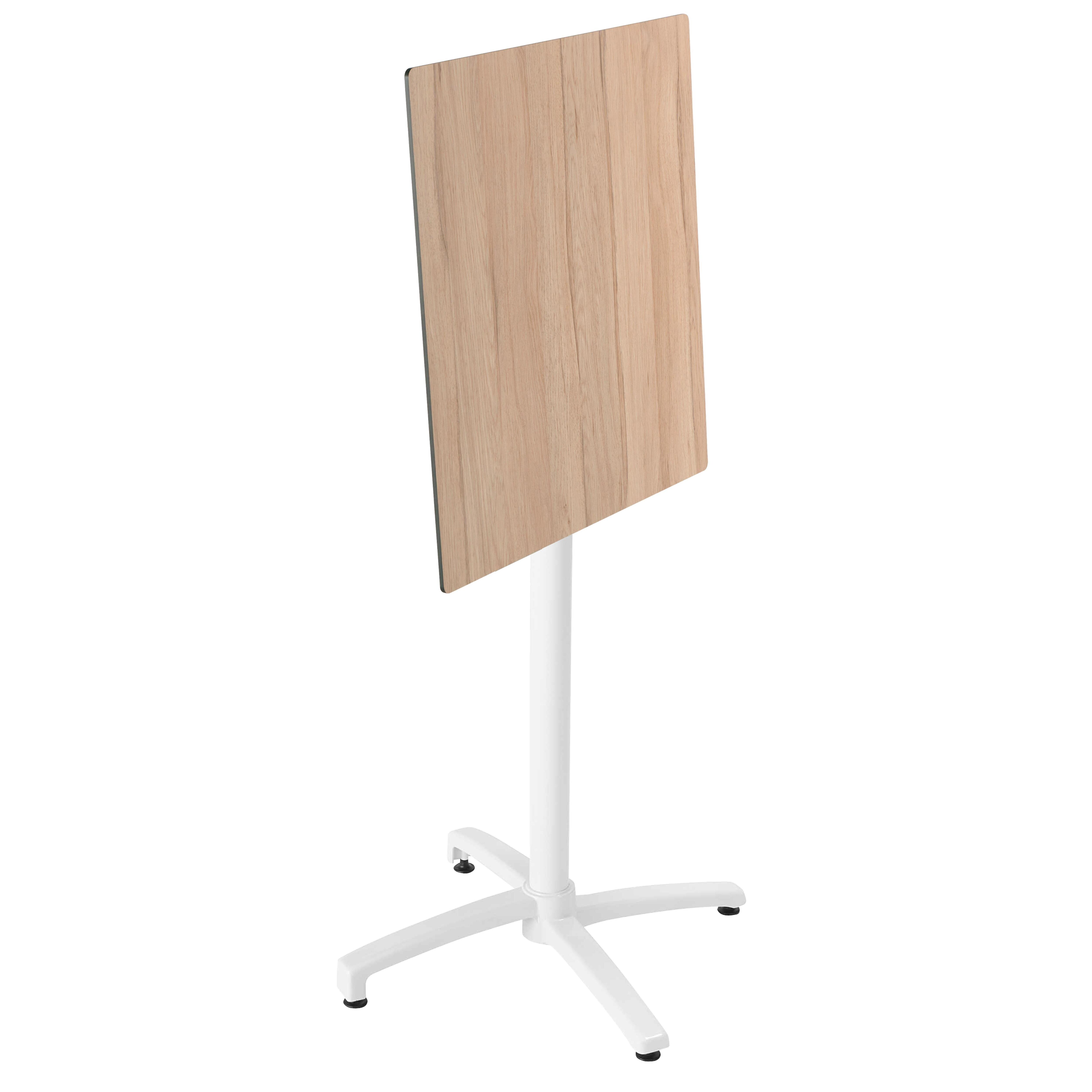 Ein einzelner Tisch mit Holzplatte und weißem Gestell, freigestellt vor weißem Hintergrund.