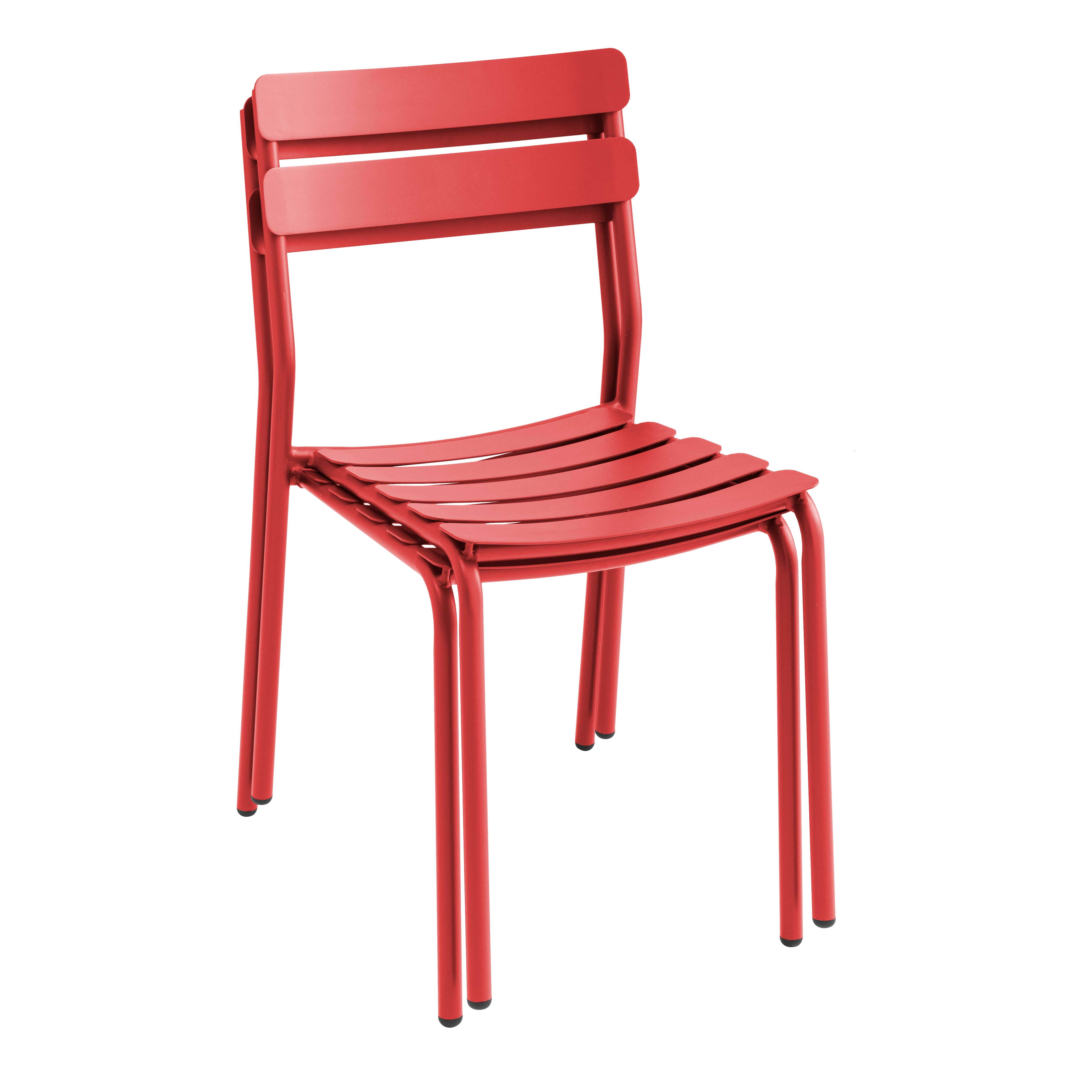 Ein roter Stuhl mit horizontalen Lamellen auf Rücken und Sitz auf weißem Hintergrund, Studioaufnahme.