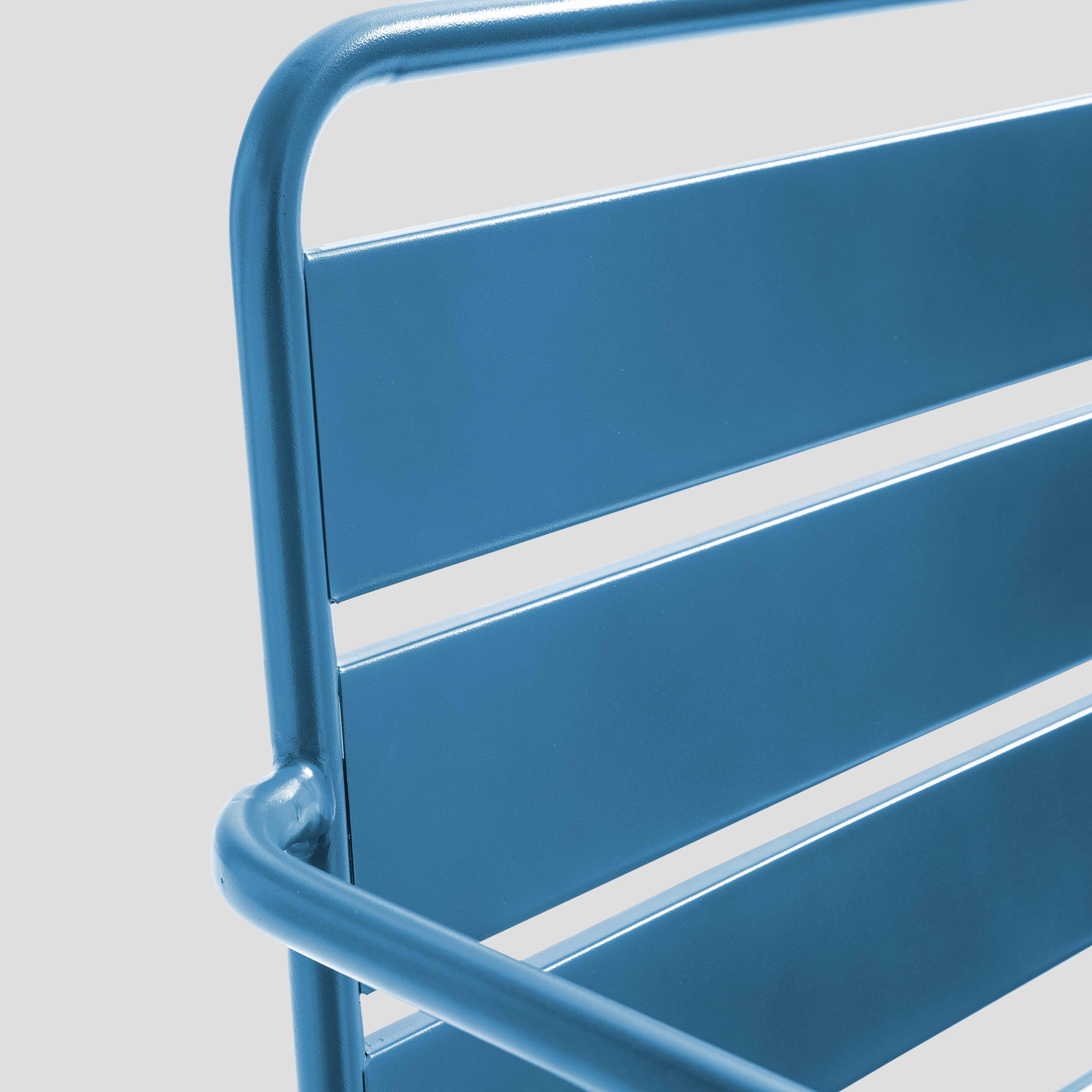 Nahaufnahme der Armlehne und Rückenlehne eines blauen Metallstuhls mit horizontalen Lamellen und glatten, geschwungenen Linien.